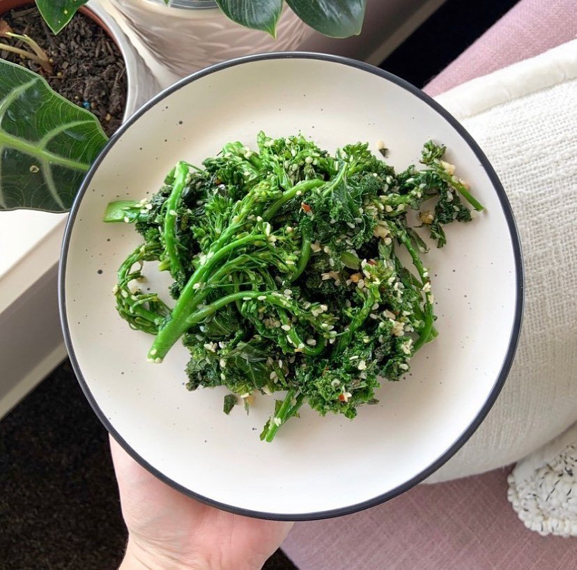✨🥦 Stir fried broccolini and kale with garlic, cumin, chili flakes, lime, mint and toasted sesame seeds. 😋💕

#autoimmunedisease #hypothyroidism #hashimotos #thyroid #autoimmunewellness  #healthyrecipes #glutenfree #healthandwellness #healthymeals 
