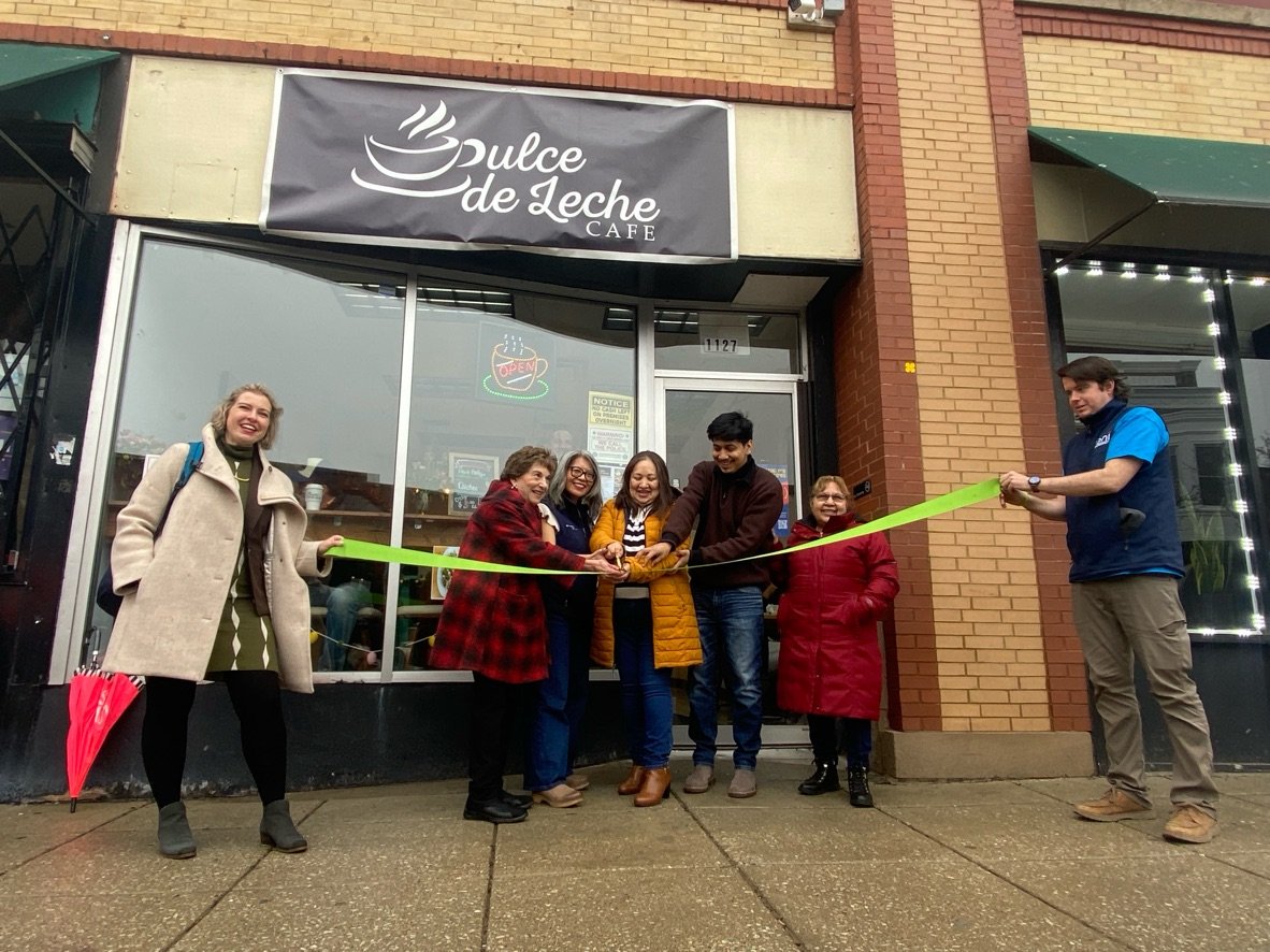 48th Ward Team and Rep. Jan Schakowsky help the owners of Dulce de Leche cut the ribbon on their new Bryn Mawr location.