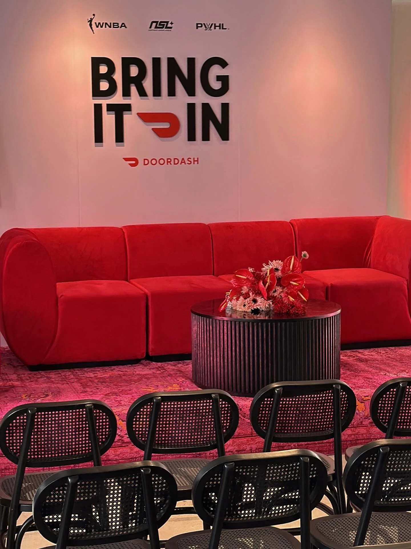 Event design for DoorDash&rsquo;s launch of Bring It In, a new initiative championing women in sports.

venue: @makeway.co 
pr partner: @apexpr 
vinyl and signage: @ptnrproduction 
photobooth: @frames.booth 
furniture: @divinefurniturerental 
activat