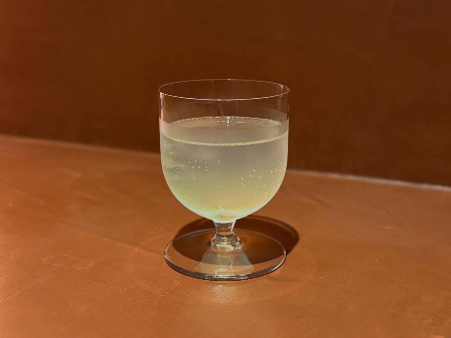 【New Alcohol】
皆さまこんにちは。
6月に入り今日から暑い日が続きそうですね。熱中症にはくれぐれもお気をつけくださいね。

当店では、通常のカフェメニューに加えてアルコールメニューのご用意もございます。
暑い日に欲しくなるような、レモンのリキュールであるリモンチェッロを使用したオリジナルカクテルを3種類ご用意しました。

まずはリモンチェッロと白ワイン、スパークリングウォーターを合わせた、リモンチェッロ・スプリッツ。少し甘めの白ワインと合わせたすっきりめのドリンクは暑い夏にピッタリで