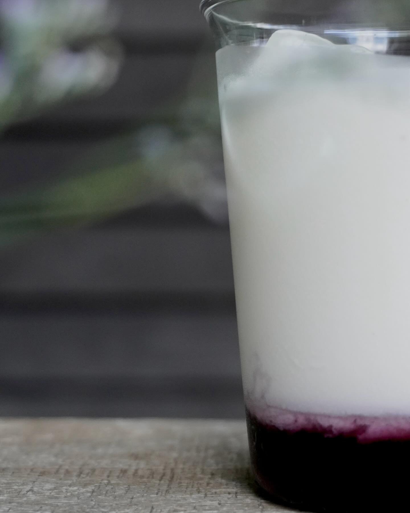 【New Drink】

こんにちは。
六月に入り、日差しがだんだんと強くなっていますね。
この時期の熱中症お気をつけください。
そして、明日から週末となりますが、みなさんご予定はありますか？

当店では夏に向けて「ブルーベリーラテ」の提供を開始します。
自家製のブルーベリービネガーシロップを使用した商品。
「牛乳&times;ビネガー？」とびっくりする方もいらっしゃるかもしれません。
しかし、ビネガーの酸味・甘さが牛乳のまろやかさとマッチして
ヨーグルトドリンクのような味わいに。

少しずつ混