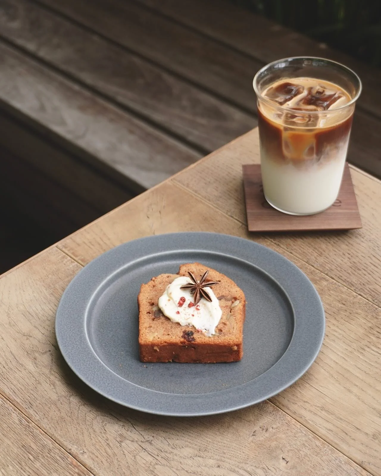 新作スイーツ｜New sweet
　
こんにちは。
　
9月も折り返しを迎えて少しずつ過ごしやすくなってきた東京です。
　
そんな秋を迎えるにあたって、新作のスイーツをご用意しました！
　
ナッツとフルーツ、そしてスパイスをよく効かせたパウンドケーキです。
　
ザクッという食感と香り高いスパイス、そして柔らかいフロスティングの組み合わせをお楽しみください。
　
自家製のチャイと合わせてスパイスセットでのオーダーや、カフェラテとの相性も◎
　
ぜひペアリングも楽しんでくださると嬉しいです。
　
【