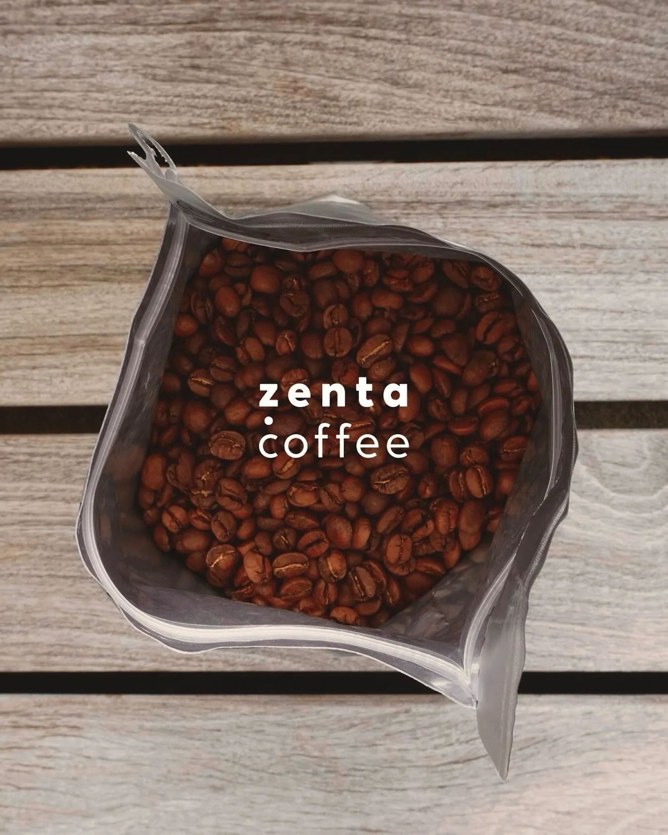 ゼンタブレンド｜zenta blend
　
皆さんこんにちは。
私たちの「zenta blend」は奈良県にお店を構える @any_japan さんにお願いして当店専用に特別にお作りしていただいています。
　
ブレンドされるお豆は定期的に変更が入り、
私たちの「こんな感じのブレンドがいい」をお伝えした上で、ANYさんの元に入ったお豆の中から2.3種類厳選されます。
　
これもzentaが以前から&rdquo;師匠&rdquo;と呼ぶほどの関係性があるから。
　
私たちもそんな素晴らしいブレンドを