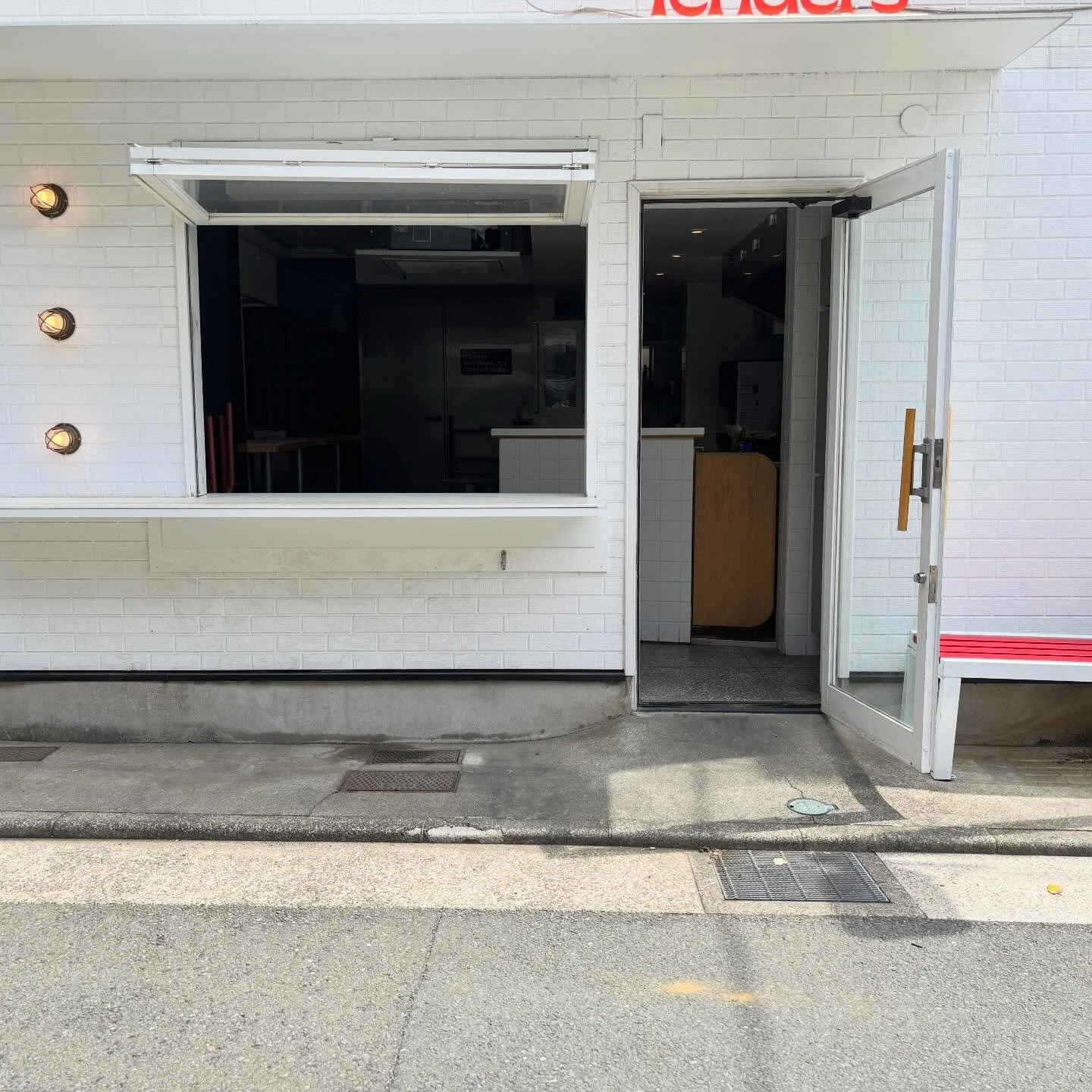 【New Location】
皆さまこんにちは、お久しぶりです。店主のZentaです。
3月中はとても多くのお客さまにお越しいただきました。本当にありがとうございました。
一時閉店を惜しまれるお声も多くいただき、お店を運営していてこれ以上ない喜びです。

そんなzenta coffeeですが、新しいプロジェクトが動き出しております。
素敵なご縁に恵まれて、目黒でお店の物件をお借りできることになりました。
これから内装設備の工事を行い、夏頃の開店を目指しています。

今までzenta coffee