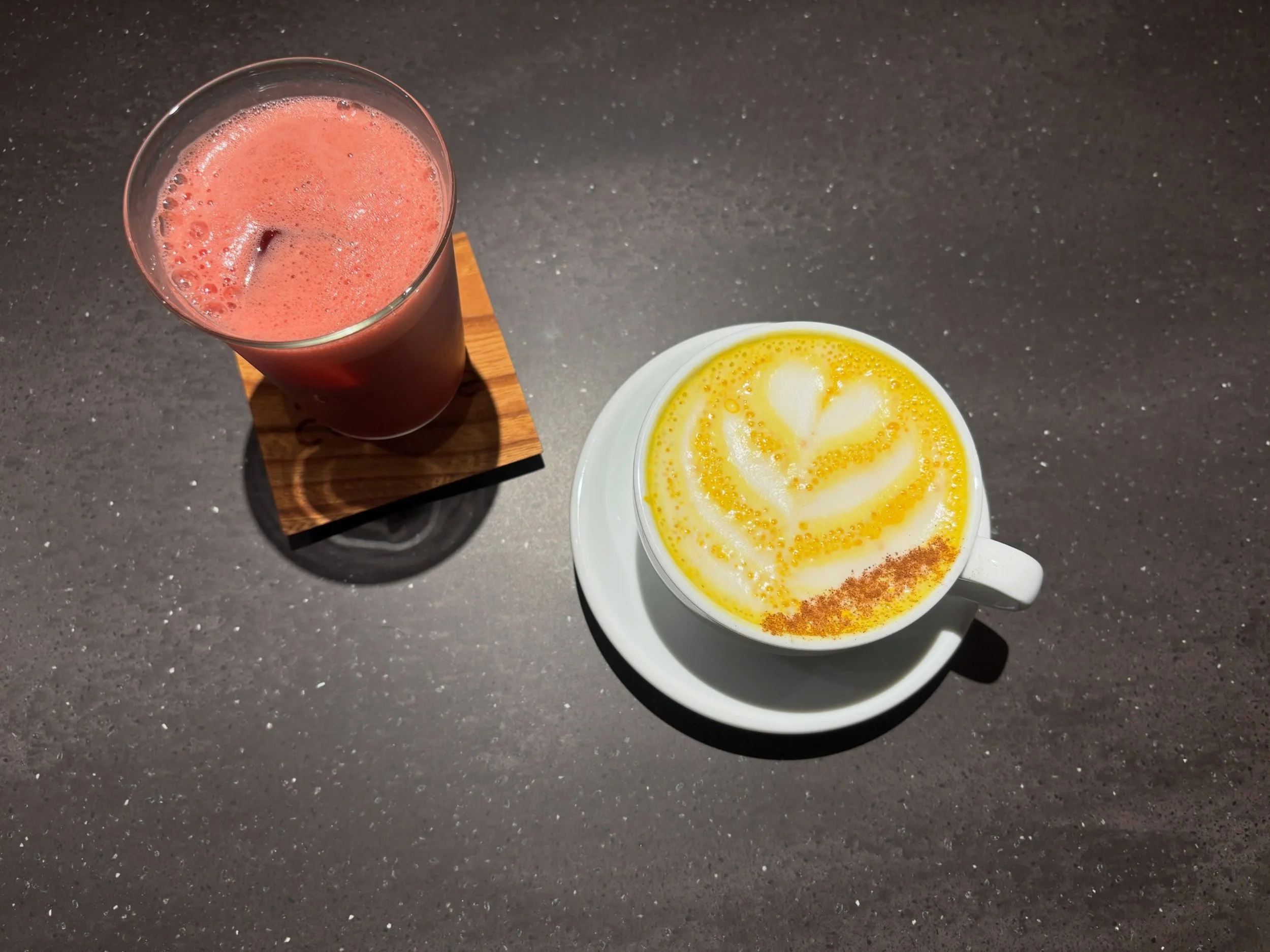 【New Drink】
皆さまこんにちは。暑い日がまた増えてきましたが、皆さまはいかがお過ごしでしょうか。
当店では開店以降、アイスドリンクのオーダーが増えております。

当店はカフェですので、コーヒーはもちろんこだわっており、アイスコーヒーも様々な種類のご用意がございますが、コーヒー以外のドリンクも充実しており、それらもアイスドリンクでご用意することが可能です。
その中でも、新商品のターメリックラテ、ビーツラテをご紹介いたします。

ターメリックラテ、ビーツラテはカラフルな見た目が可愛いだけで