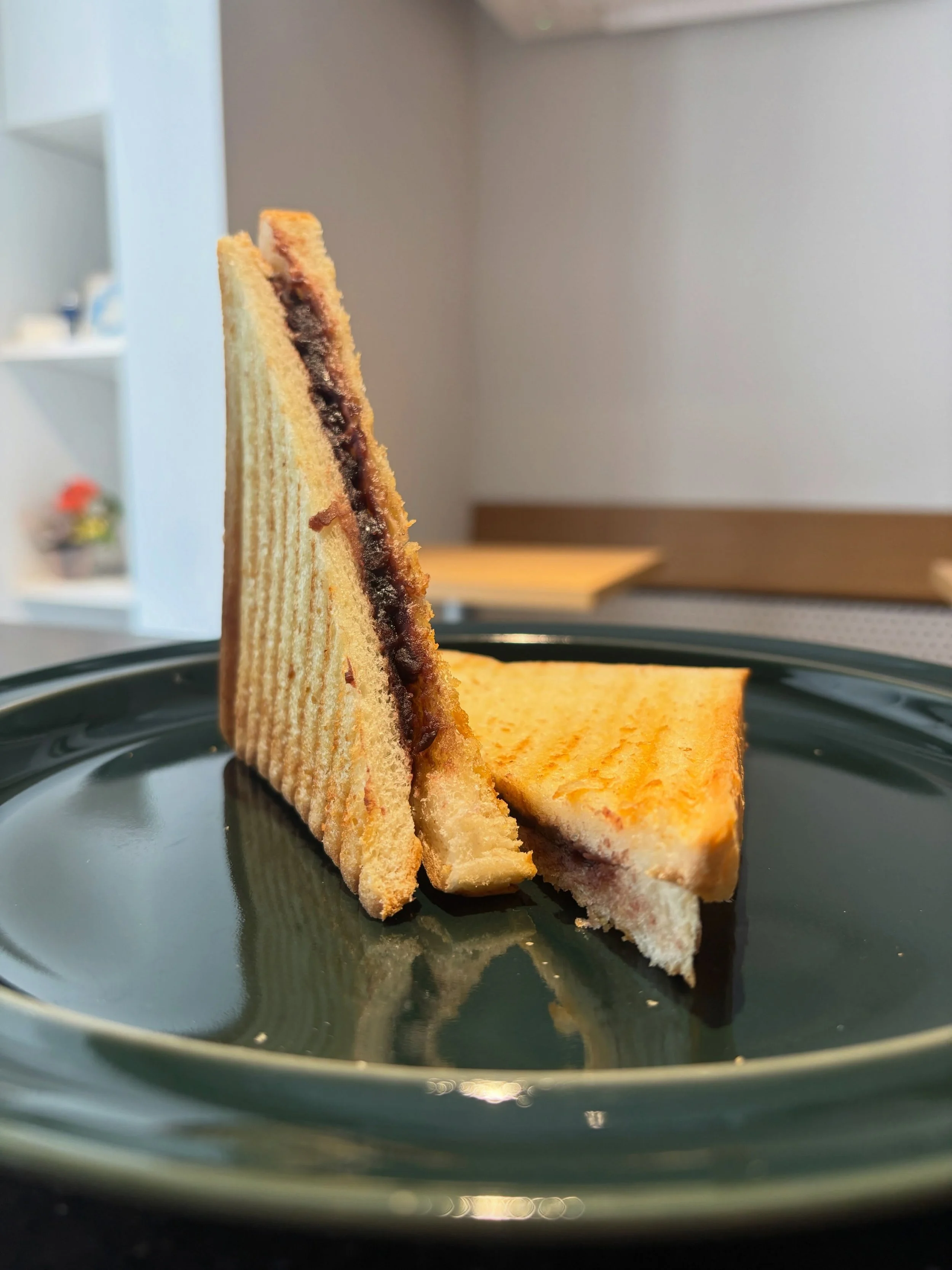 【Food Menu】
皆さまこんにちは。
少し大きな地震がありましたが、皆さまはご無事でしょうか？

当店のフードメニューで長らく定番の人気メニューであったあんバターサンド。この度ホットサンドとしてリニューアルいたしました。
今までと変わらず、自家製あんこを炊いております。甘さは控えめに、有塩バターとのコンビネーションをお楽しみください。
ホットサンドメーカーでカリッと焼き上げた食感と、ジュワッと感じるバターがたまりません。
14時までのオーダーで、ドリンクとのランチセットで100円引きさせて