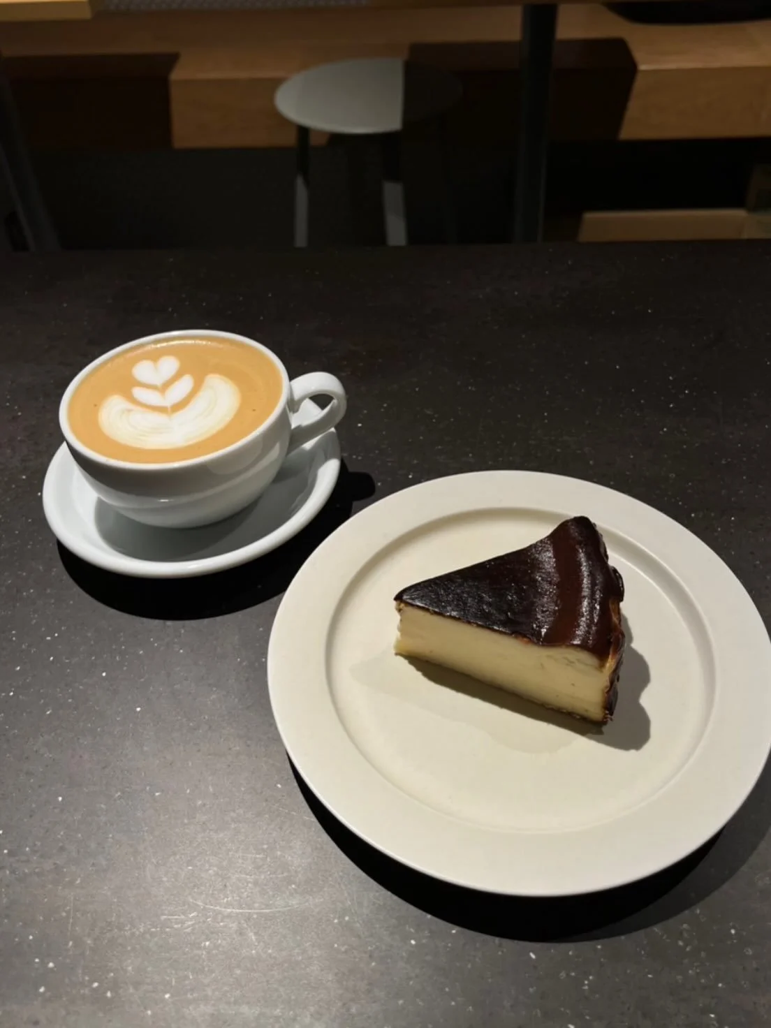 【Sweets Menu】
皆さまこんにちは。インスタ投稿が滞っておりすみません。
今日は当店一番の看板商品、チーズケーキをご紹介いたします。

濃厚なチーズのコクを楽しみながらも、軽くて滑らかな口当たりに仕上げたバスクチーズケーキ。
香ばしく焼き上げた表面と、とろけるような食感をお楽しみください。
当店の開店よりしばらく数量が安定せず、売り切れのことも多くご迷惑をおかけいたしました。
これからは安定してご用意できる予定ですので、ぜひご賞味くださいませ。

*チーズケーキ　　　&yen;750
