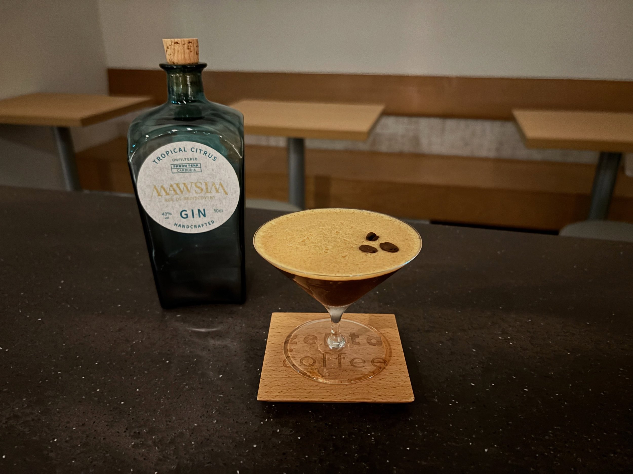 【Bar Time】
皆さまこんばんは。
当店は月曜日、金曜日、土曜日には21時までの夜営業を行なっております。
バー営業に合わせてアルコールメニューをご用意しております。

当店はスペシャルティコーヒーを扱っているカフェ・バーです。
そんなカフェにできるアルコールメニューとして、コーヒーカクテルの提供をしております。
今回はエスプレッソマティーニをご紹介いたします。

店主がメルボルンでコーヒー修行をしていた際にもよく作っていたコーヒーカクテルで、メルボルンのカフェカルチャーを語る上でも欠かせ