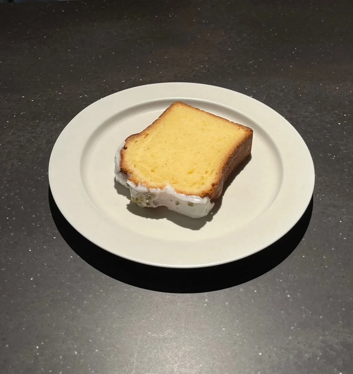 【Sweets Menu】
皆さまこんにちは。
9月に入り、少し涼しい日が続いて少し秋めいてきましたね。

当店では、季節ごとのパウンドケーキもご用意しております。夏のパウンドケーキということで、レモンを使用しております。
レモンの爽やかな香りと、夏らしい甘酸っぱさを楽しめる季節限定のパウンドケーキ。
しっとり焼き上げた生地にレモンアイシングを重ね、さっぱりとした味わいに仕上げました。

*ウィークエンドシトロン　　　&yen;700

フランスでは週末に食べる定番のケーキですが、当店では平日も