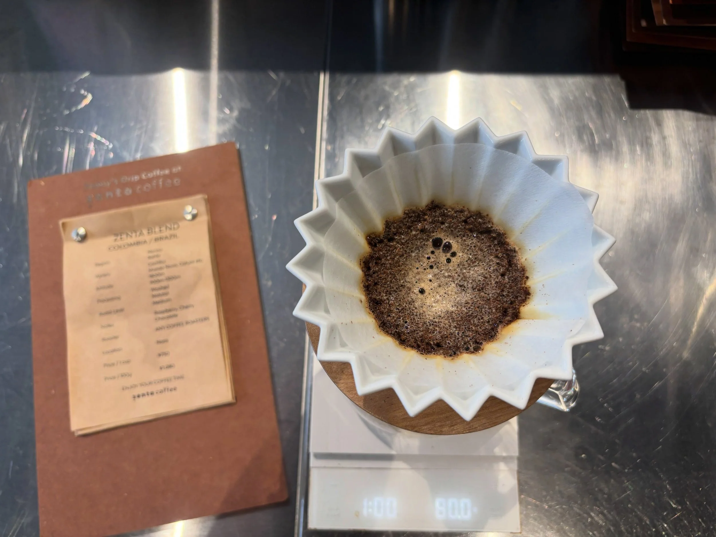 【Coffee Menu】
皆さまこんにちは。
当店はスペシャルティコーヒーを扱うカフェです。そのため何種類かのコーヒーをご用意しております。
また、世界各地で焙煎されたコーヒーを、その時々のロースターさんから、そのときのラインナップで当店でご用意して販売、提供をしております。
zenta coffeeで、一期一会のコーヒーとの出会いができるようなお店と思っていただけるよう、ワクワクするラインナップを揃えられるように考えてお店の運営をしております。

スペシャルティコーヒーってよく分からないけど