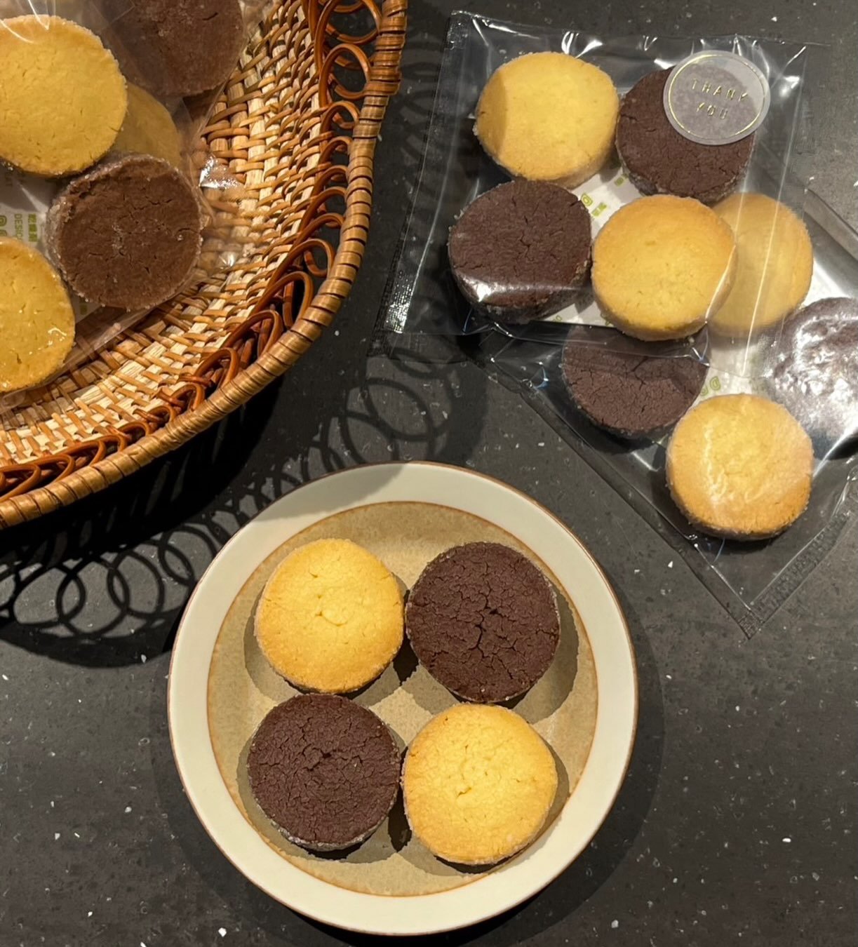 【Sweets Menu】
皆さまこんにちは。
シルバーウィーク中は台風により臨時休業をいただき、ご迷惑をおかけいたしました。
当店の所在地でも避難指示が出ておりましたので、皆さまが少しでも安全に過ごせたなら何よりです。
24日(木)に、お休みをいただいた代わりに営業いたしますので、ぜひお待ちしております。

さて、今日は当店でご用意しているディアマンクッキーをご紹介いたします。
発酵バターの豊かな香りと、やさしい甘さを楽しめるディアマンクッキー。
サクッ、ほろほろとほどけるような食感に仕上げま