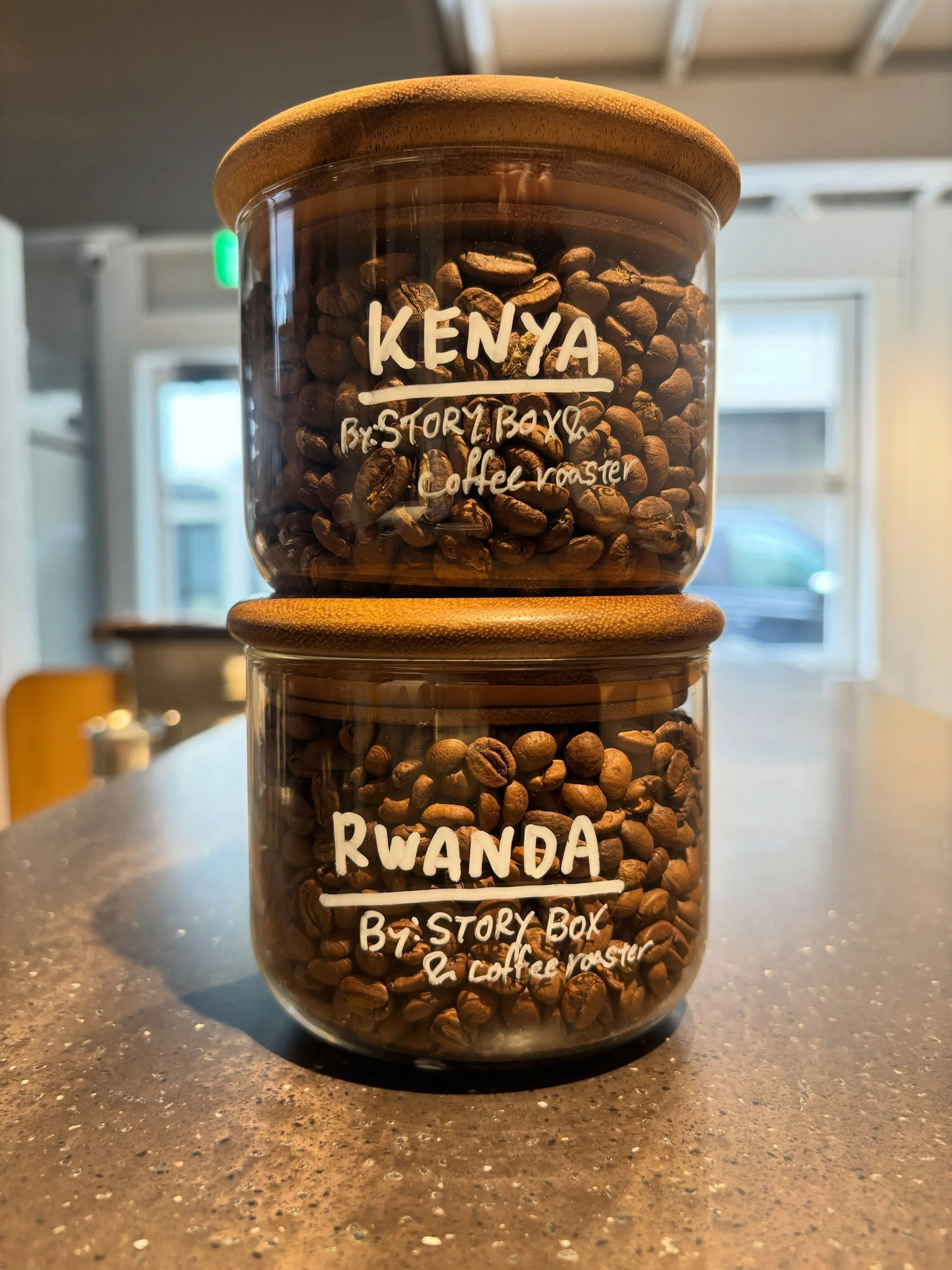 【Coffee Menu】
皆さまこんにちは。
当店は自家焙煎カフェではございません。全国のロースター様にお願いをして、ゲストビーンズという形でその時々のコーヒーとの一期一会と、コーヒー体験を楽しんでいただくカフェです。
そんな当店に新しいロースター様からコーヒー豆が届きました。

今回は神奈川県大和市で焙煎所、カフェを営んでいらっしゃる、STORY BOX &amp; coffee roasterさん（ @storybox_andcoffeeroaster ）からコーヒーを入荷いたしました。
