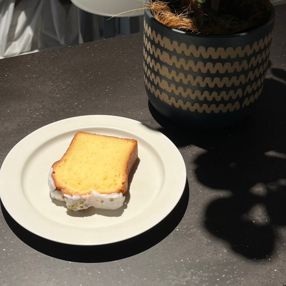 【Seasonal Sweet Menu】
皆さまこんにちは。
当店でご用意しているパウンドケーキは季節によって中身を変えて提供しております。
現在ご用意しているウィークエンドシトロンパウンドケーキは今週末で提供を終了いたします。
10月からは少し秋らしいパウンドケーキをご用意する予定ですので、お楽しみにお待ちください。

*ウィークエンドシトロンパウンドケーキ　　　&yen;700

皆さんは秋らしいスイーツ、何をイメージされますか？
今週も皆さまのご来店をお待ちしております。

Zenta.