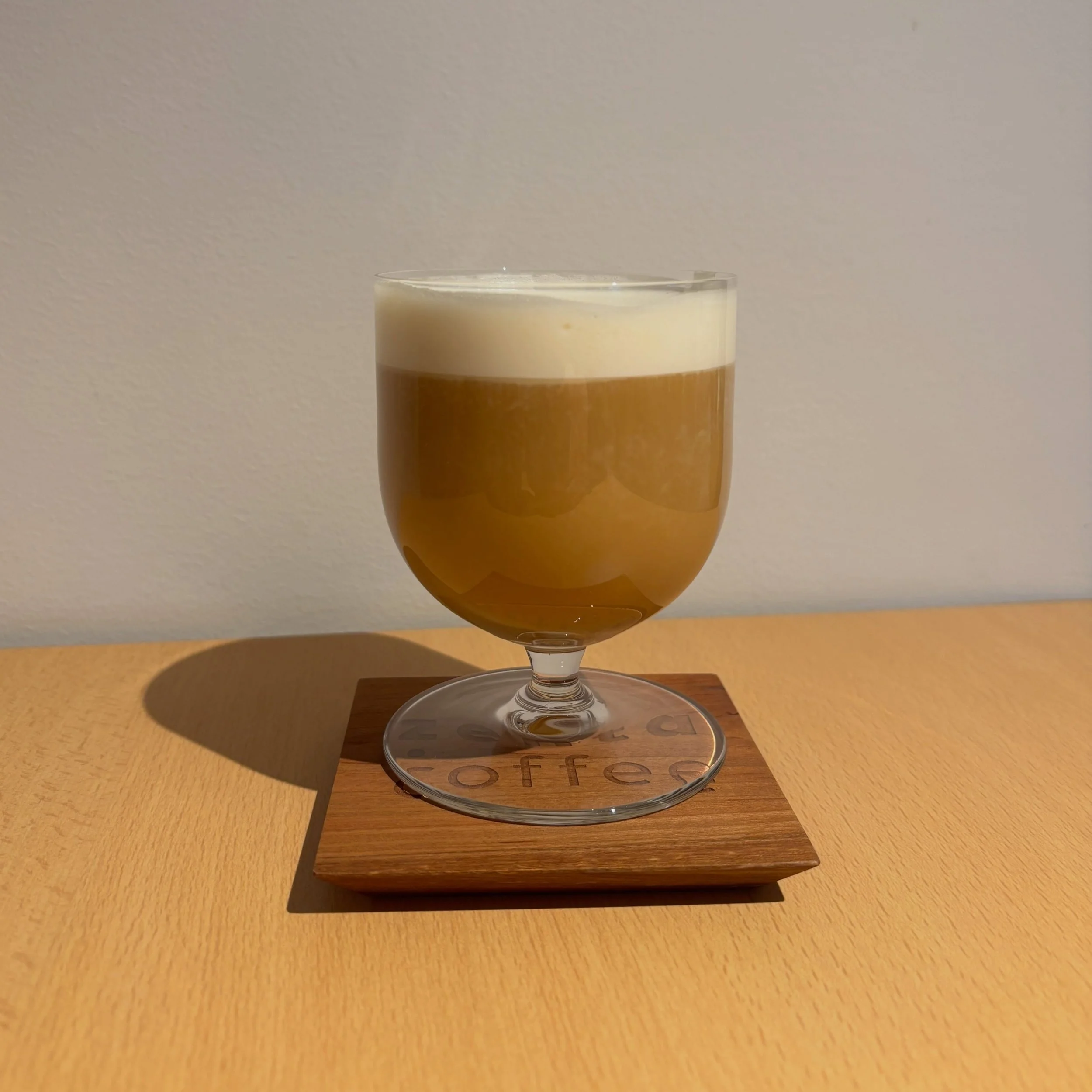 【About Bar Time】
皆さまこんばんは。
当店は月曜日、金曜日、土曜日の18時から21時までの時間帯で夜のバー営業を行なっております。
全日通して通常のカフェメニュー、アルコールメニューをどちらもご用意しておりますが、18時以降のバー営業の時間帯には、今月より正式にナイトチャージを導入させていただきます。

18時以降にお酒をお召し上がりのお客さまにはお一人につき300円(ナッツをお付けいたします)、ノンアルコールドリンクをオーダーされる方には1杯につき100円を、ナイトチャージとし