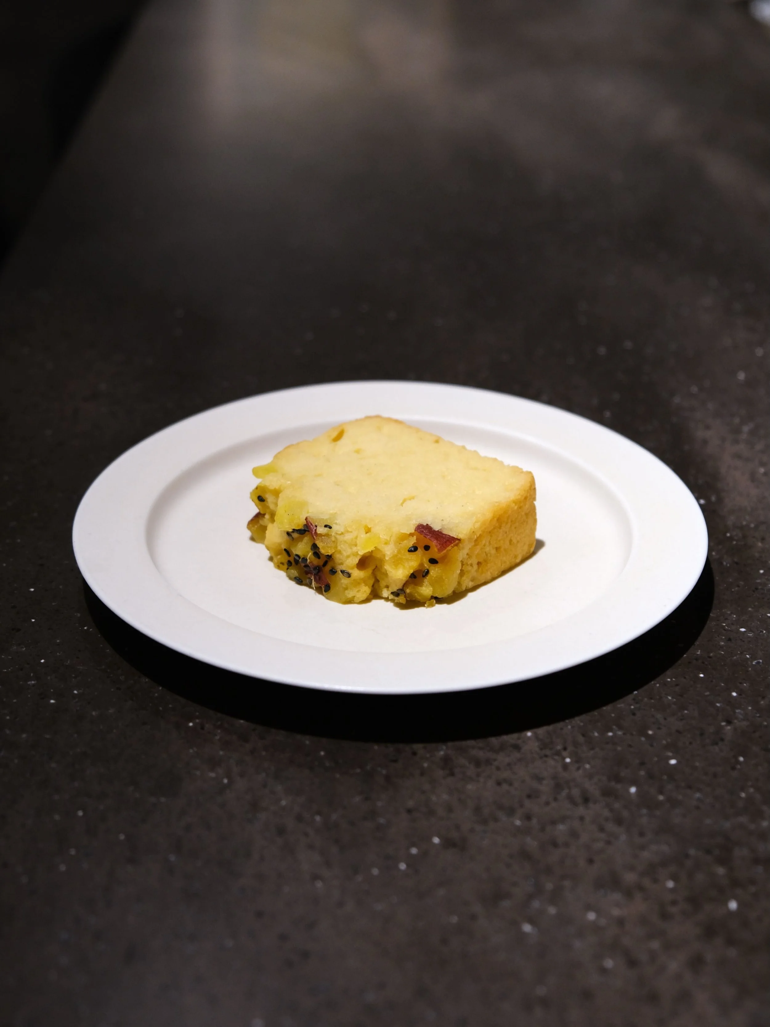 【Sweet Menu】
皆さまこんにちは。
10月に入り、新スイーツメニュー&rdquo;さつまいもの米粉パウンドケーキ&rdquo;の提供を開始いたしました。

小麦粉や乳製品を使わず、米粉と米油で仕上げた｢グルテンフリー｣｢デイリーフリー｣のさつまいもパウンドケーキ。
さつまいも本来の甘さと風味をしっかり感じてもらえるよう、芋の種類はもちろん、加熱方法やペーストの状態、米粉との配合まで何度も試作を重ねました。
米粉特有の重たさや粉っぽさをできるだけ抑えながら、焼き芋の濃厚さを残した、しっと