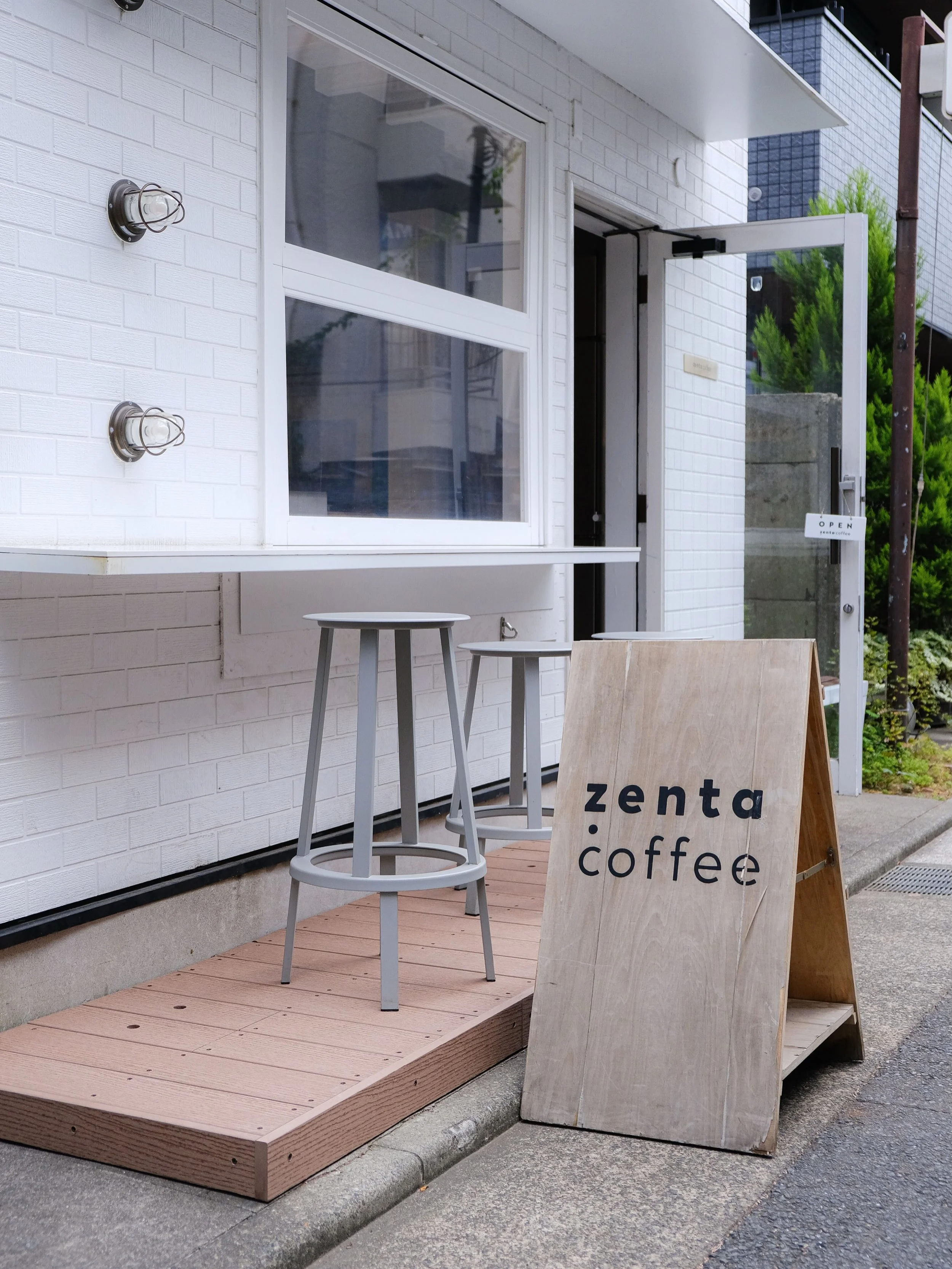 【Outside Seats】
天気の良い日は外でコーヒーはいかがでしょう？お外の席にウッドデッキを設置いたしました。
秋晴れの気持ちの良い天気の朝に。
ワンちゃんのお散歩の合間に一杯。
店舗入り口側にはリードフックのご用意もございます。

また、入り口を挟んだ反対側のベンチでは、テイクアウトで少し腰掛けてコーヒーもお楽しみいただけます。
目黒周辺には庭園美術館をはじめ、大鳥神社、目黒川などさまざまな場所に近いので、
テイクアウトカップを片手に目黒を散策してみるのもオススメです。

お外で過ごし