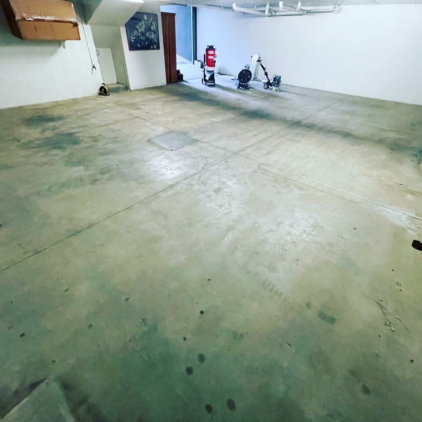 Brighton basement ready for the grind.
100sqm of Ultra Flake epoxy system coming up. Let's go.

#morningtonepoxy #brightonepoxy #epoxy #epoxyflooring #epoxyconcrete #epoxyresurfacing #concreteresurfacing #concreterestoration