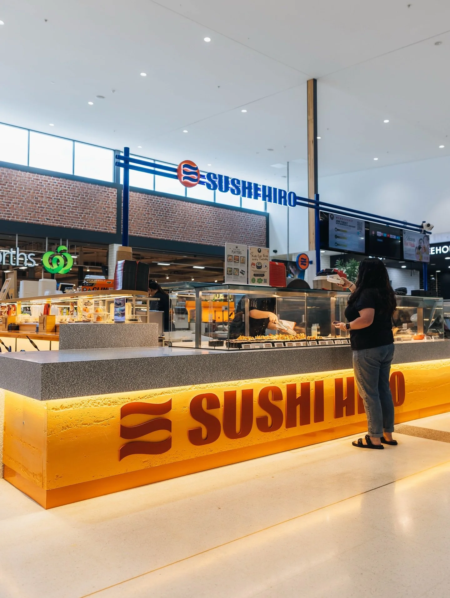 🥢 @sushihiroau are here and open 🍱

An upgrade to its former self, adding in a new conveyor belt offer plates of sushi appetisers and desserts that you can grab as they pass by, along with new seating placed around the kiosk 🍣

😋 Grab some lunch 