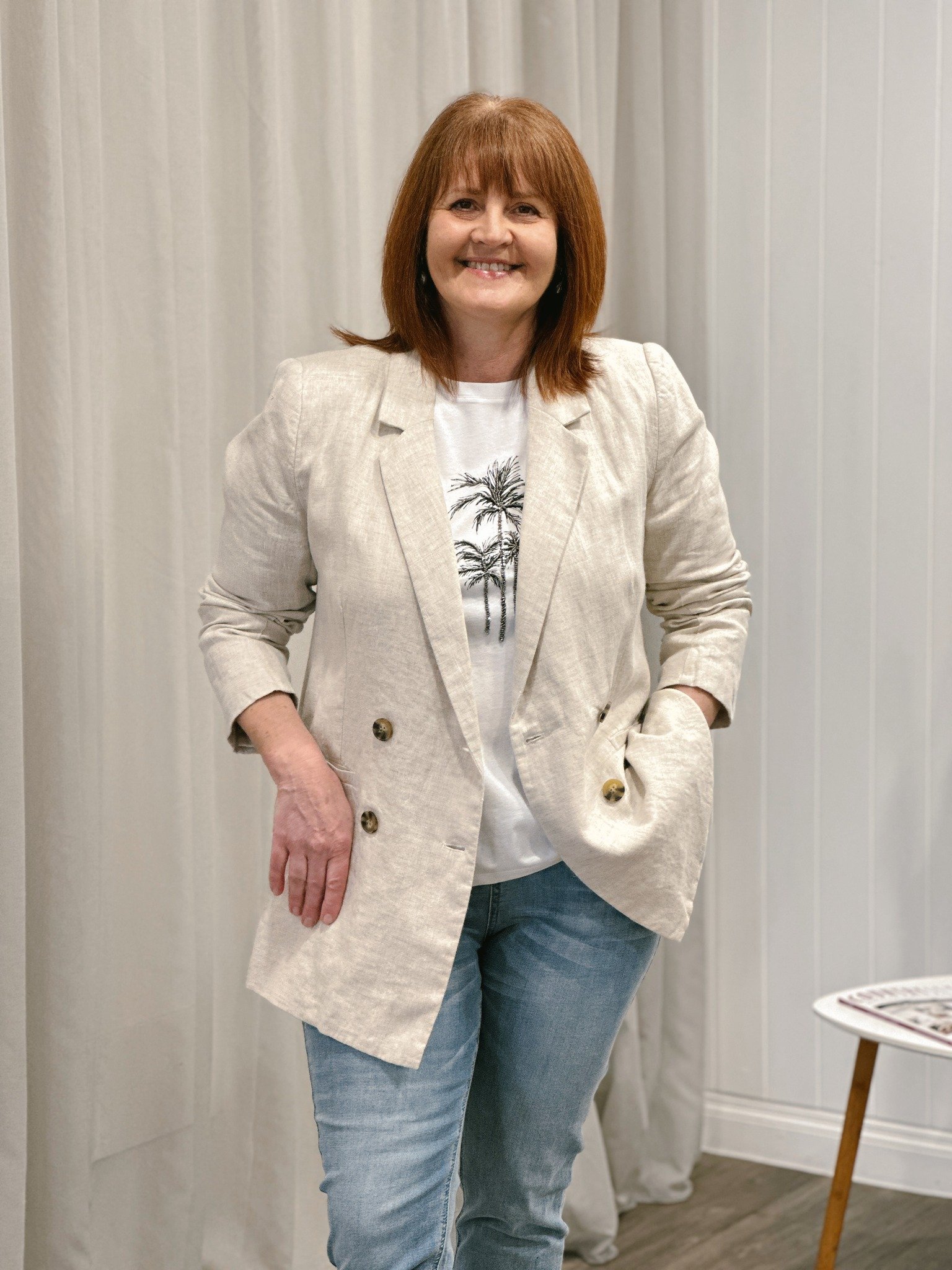 A classic outfit.  A linen blazer, a beaded detail tee and slim leg jean.  Looking good Jan!

#stylish #foreverywoman