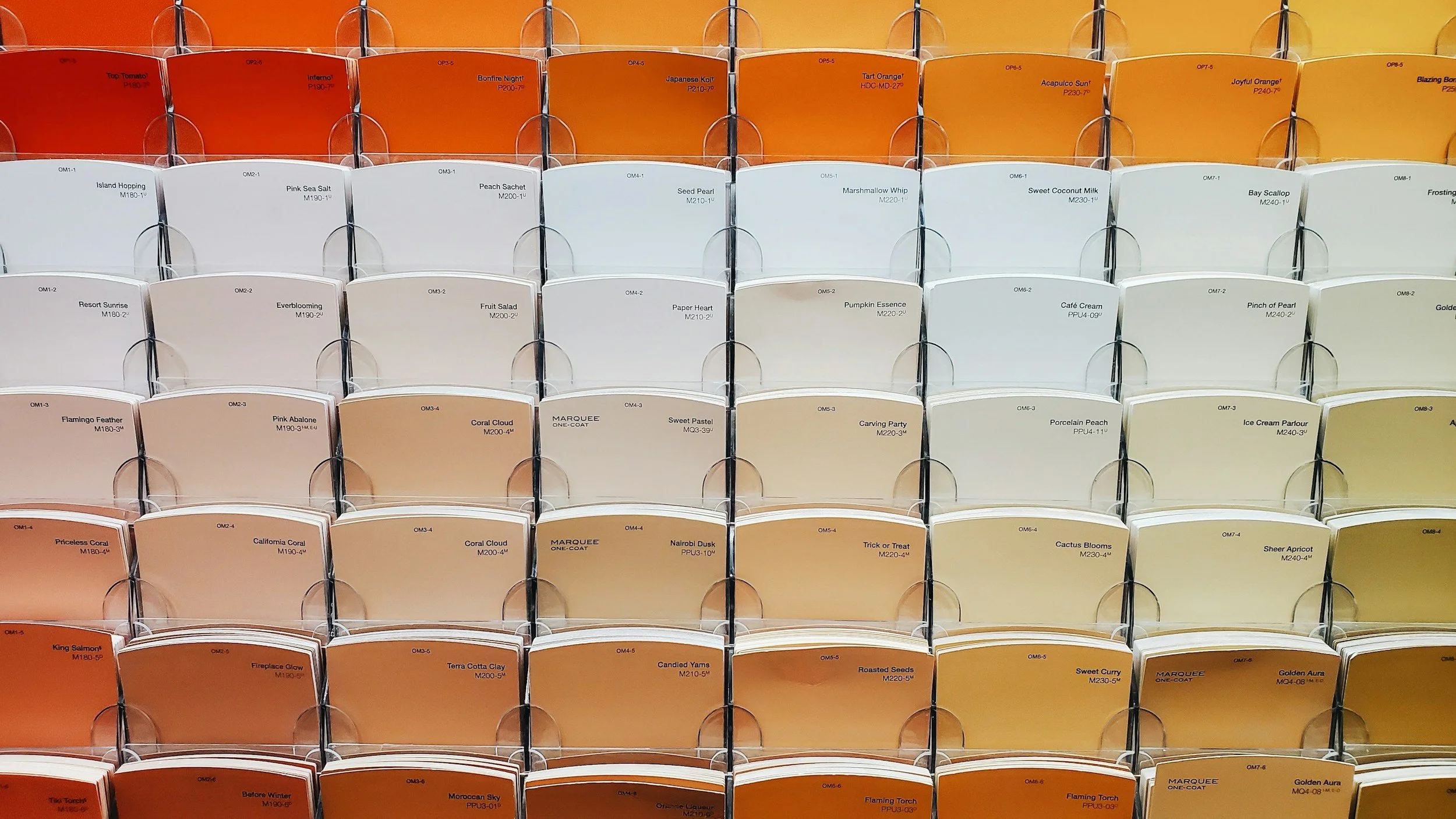 Palette di colori di vernice in esposizione.