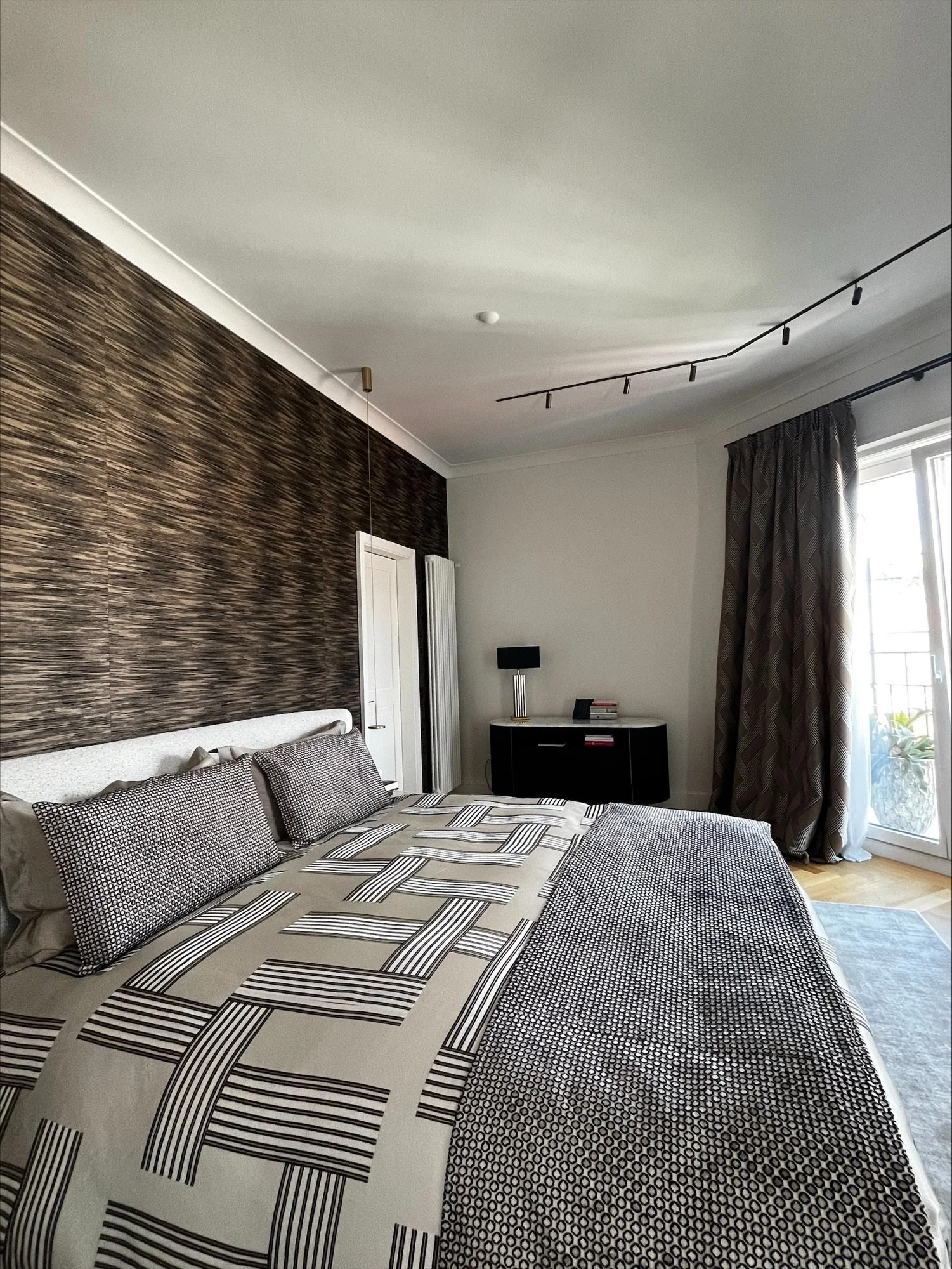 Camera che mostra un interno elegante di una camera da letto con letto matrimoniale