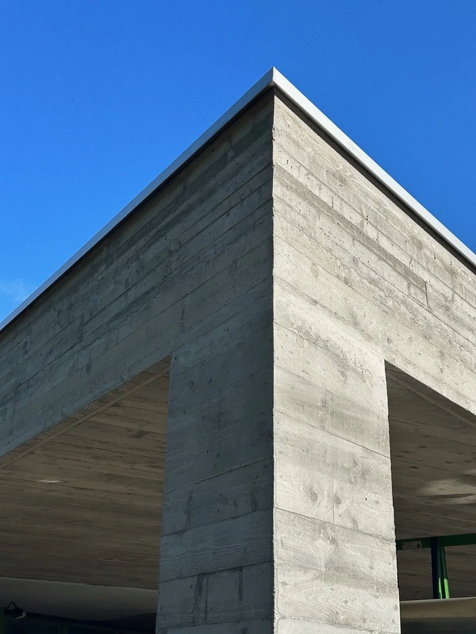 Angolo di un edificio moderno in cemento armato