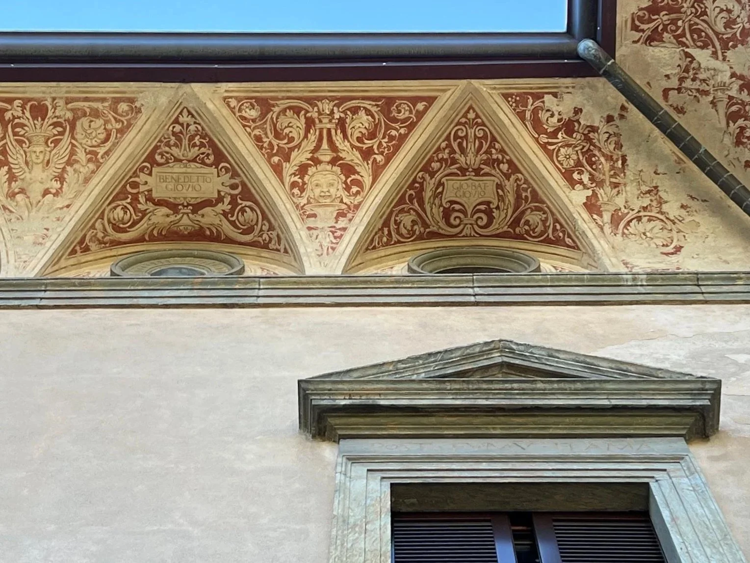 Decorazioni barocche sul soffitto di un edificio storico