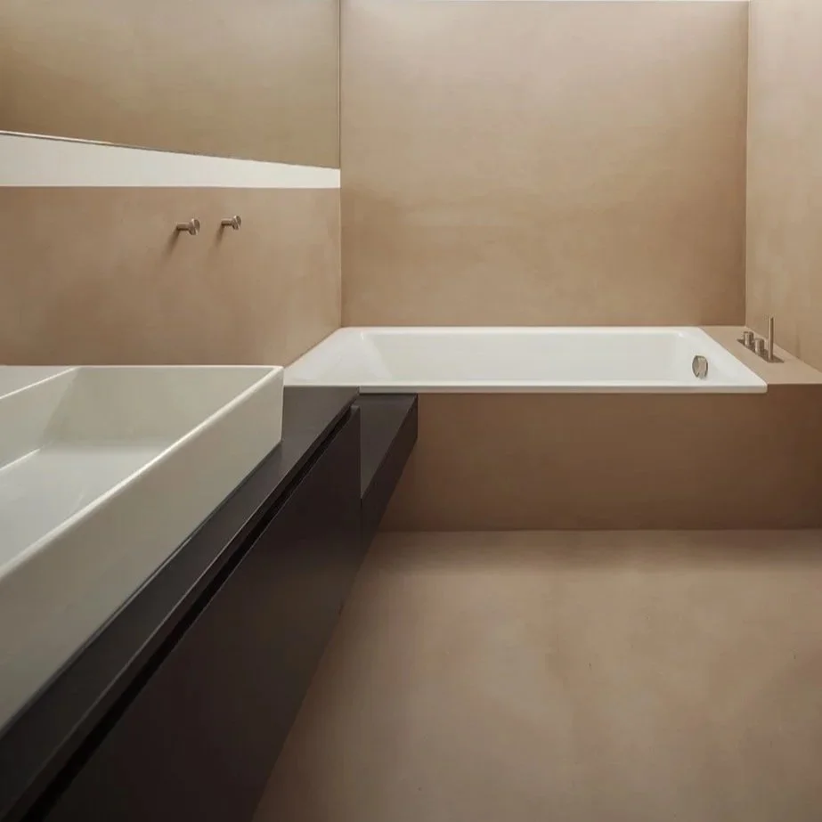 Bagno moderno con trattamento resina