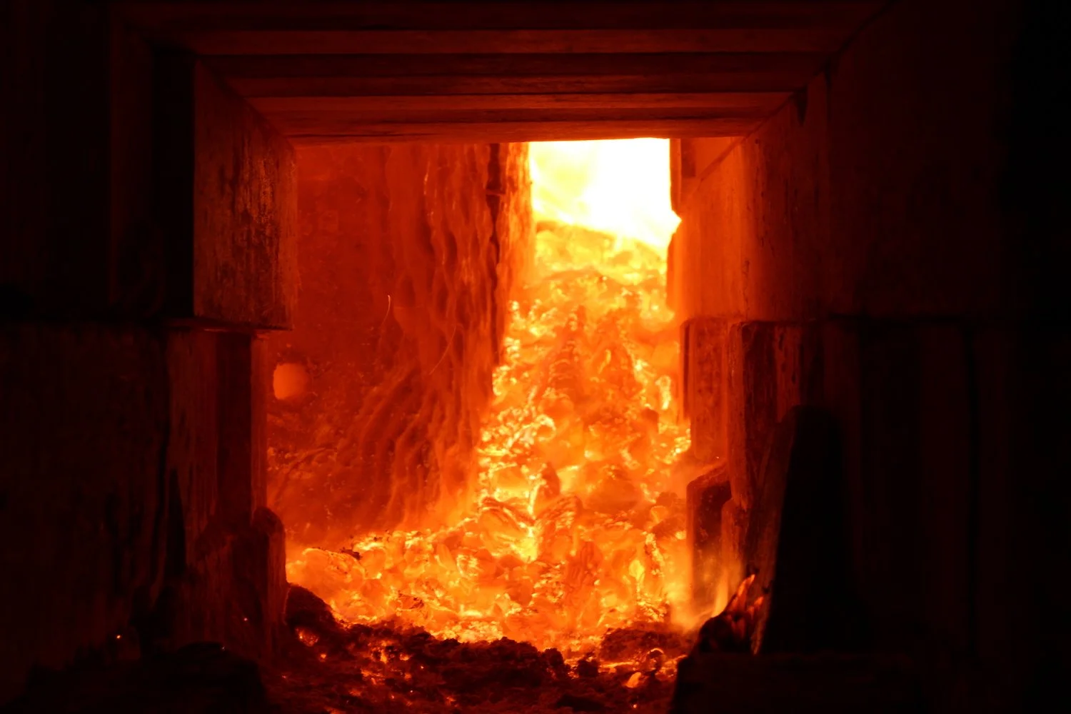 Intense kiln fire during the firing of The Mountain Plaza ceramic amphitheater. 山の広場®︎ 焼き物野外劇場の焼成中に燃え上がる窯の炎。