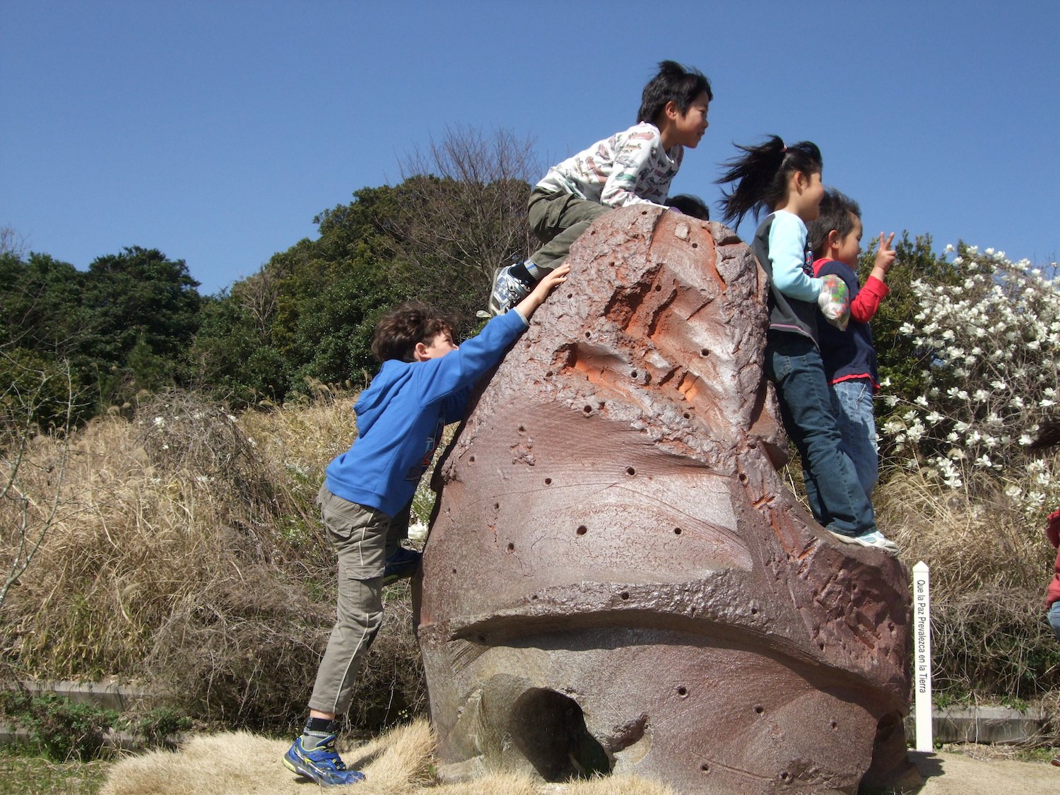 Children climbing and playing on one of the large fired-clay forms of Plaza de Sora & Alba at Kowaki Park, Tokoname. / 常滑市小脇公園で《空と曙の広場》の大型焼き物造形に登り、遊ぶ子どもたち。