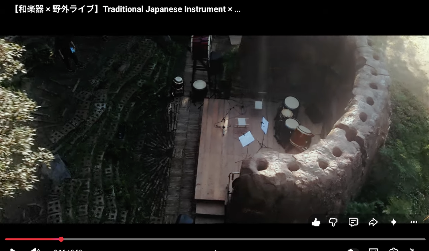 Performance at The Mountain Plaza / 山の広場®︎ with musicians playing inside the ceramic open-air theater. 山の広場®︎の焼き物野外劇場で、音楽家たちが演奏しているパフォーマンス記録。