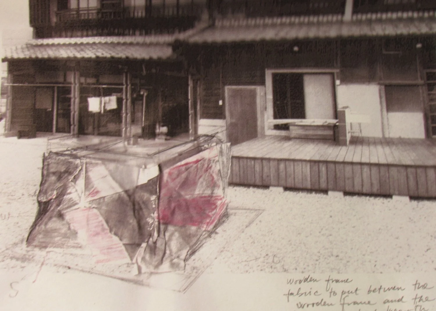 Concept study drawn over a photograph of the Yugakutei site, with rounded forms sketched in the courtyard where CAMINO would be developed. ゆうがく邸の現地写真に《CAMINO》の構想を描き込んだスケッチ。中庭に丸みを帯びた形が描かれている。