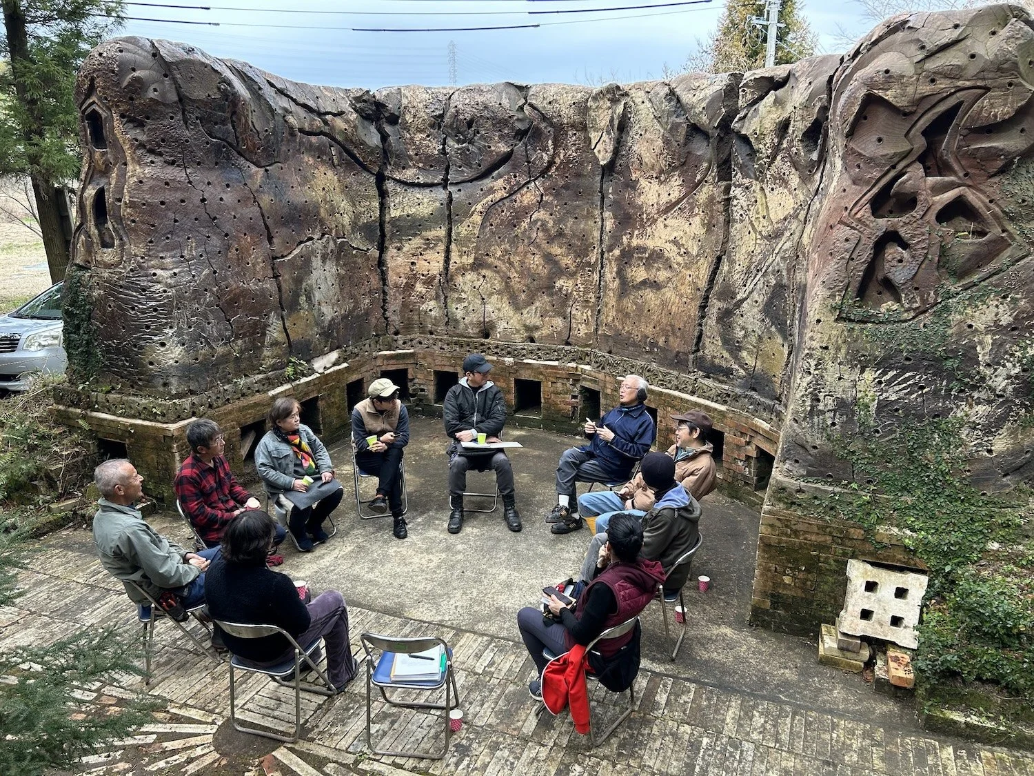 Community gathering inside The Mountain Plaza ceramic amphitheater. 山の広場®︎ 焼き物野外劇場での地域の集い。