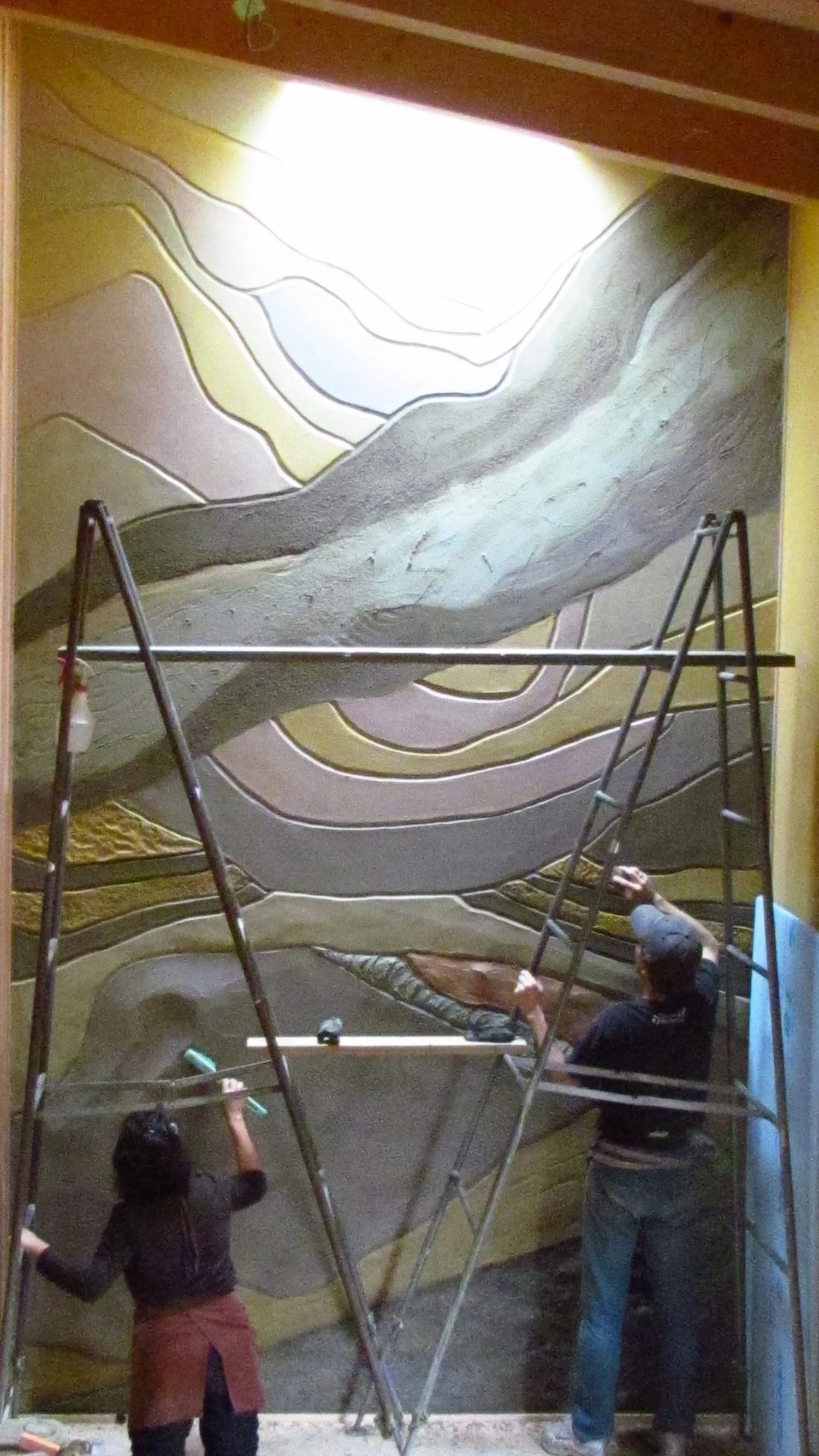 Detail of the GODAI construction process as the curved bands of different earthen materials are shaped and finished by hand. 《GODAI / 五大》の制作途中。異なる土による曲線状の帯を手作業で整え、表面を仕上げている様子。