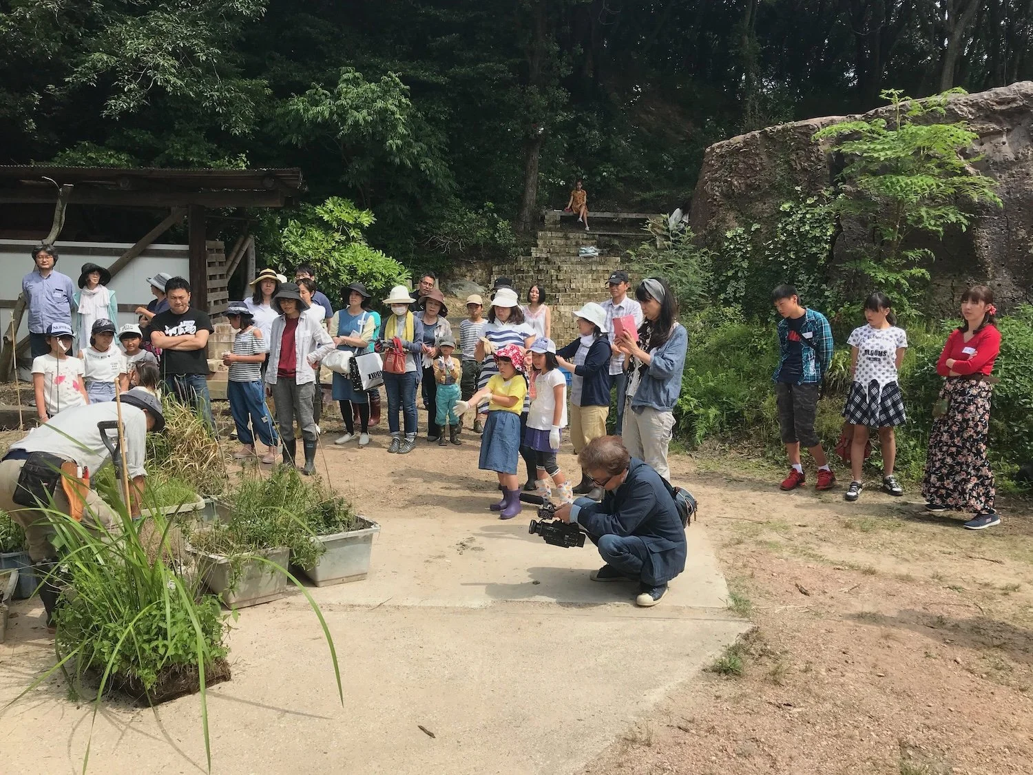 People caring for the satoyama landscape around The Mountain Plaza in Mihama, Aichi. 愛知県美浜町の山の広場®︎周辺で、里山環境を整備する人々。