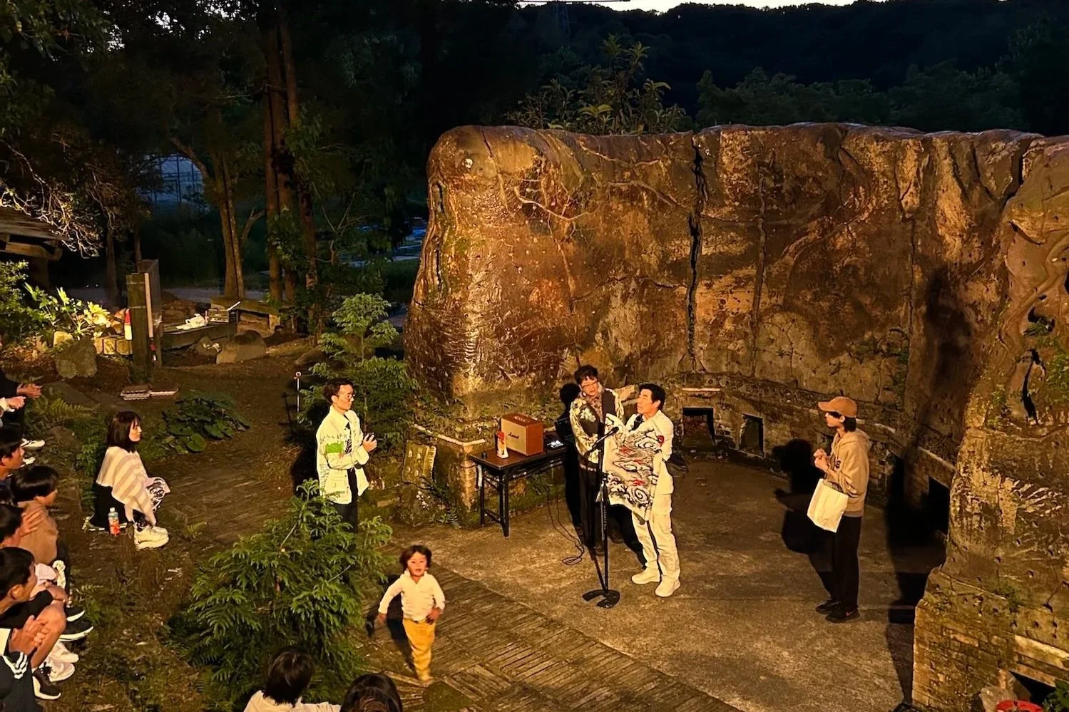 360° オープン広場 Ximena Elgueda and Steven Ward of Elgueda Ward Studio, creators of long-term, place-based projects rooted in art, community, and environmental care. アート、地域、環境へのまなざしを軸に、土地に根ざした長期的なプロジェクトを展開するElgueda Ward Studioのヒメナ・エルゲダとスティーブン・ウォード。