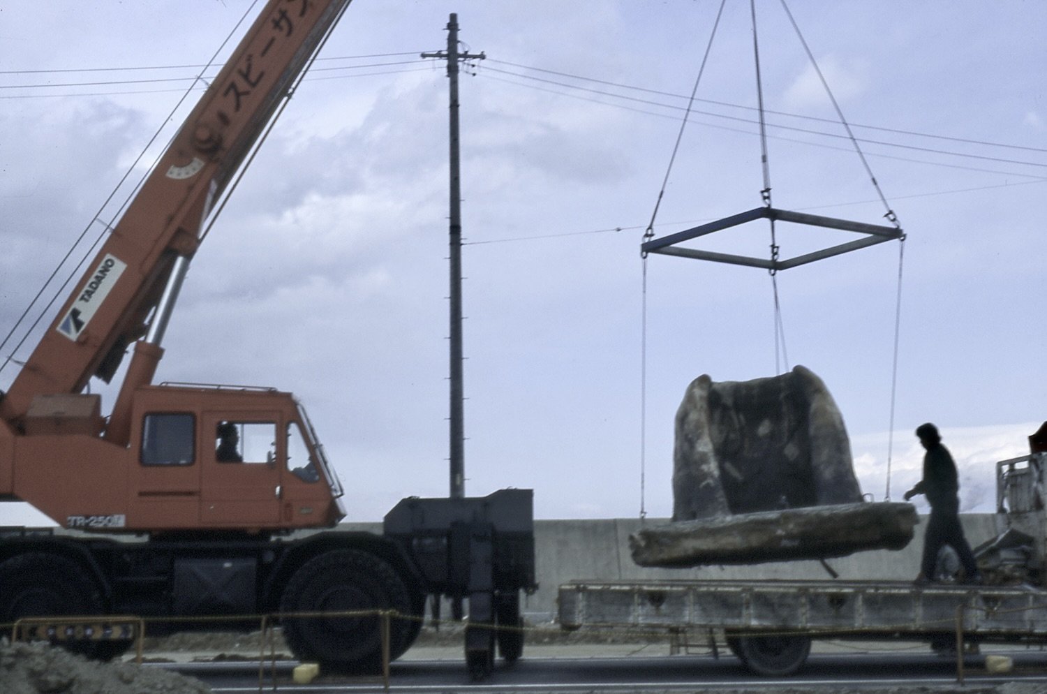 A crane lifting Plaza de Sora as the fired ceramic work is moved to its permanent site in Tokoname. / 焼成された《空の広場》を常設場所へ移設するため、クレーンで吊り上げている様子。