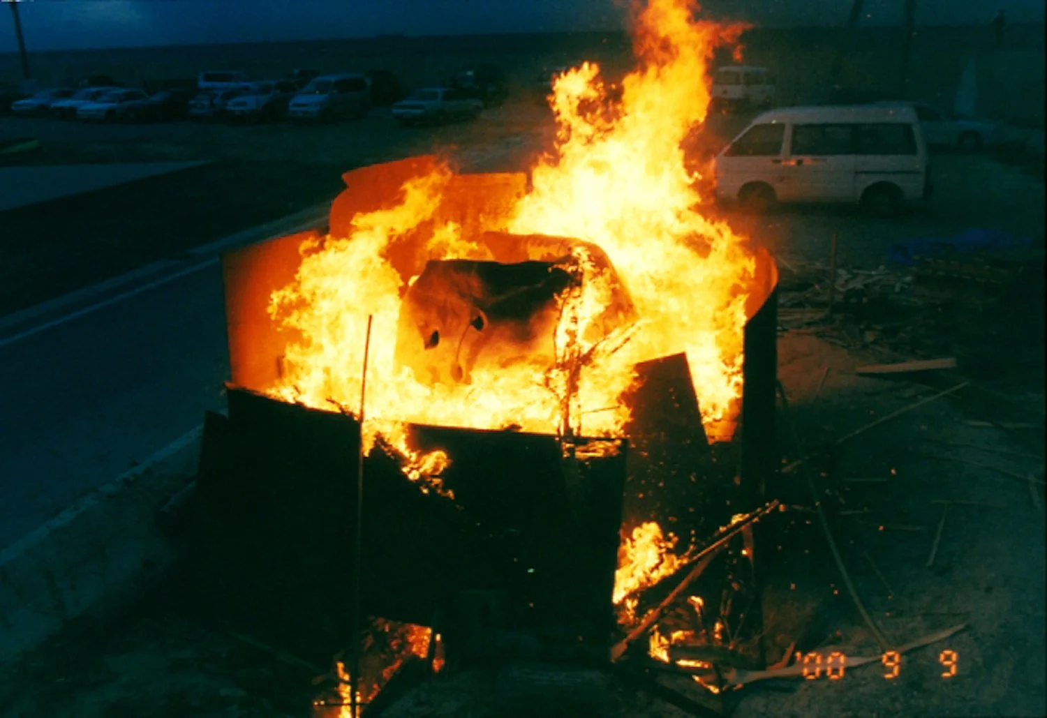 Plaza de Sora being fired on site with wood during its construction in Tokoname, 2000. / 2000年、常滑で《空の広場》を現地で薪焼成している様子。