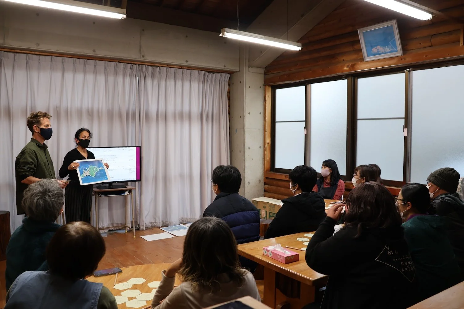 Participants gather around a table during The Island Atlas, a socially engaged art project in Himeshima, Oita. 大分県姫島村で行われた社会参加型アート《島のアトラス》で、テーブルを囲み対話する参加者たち。