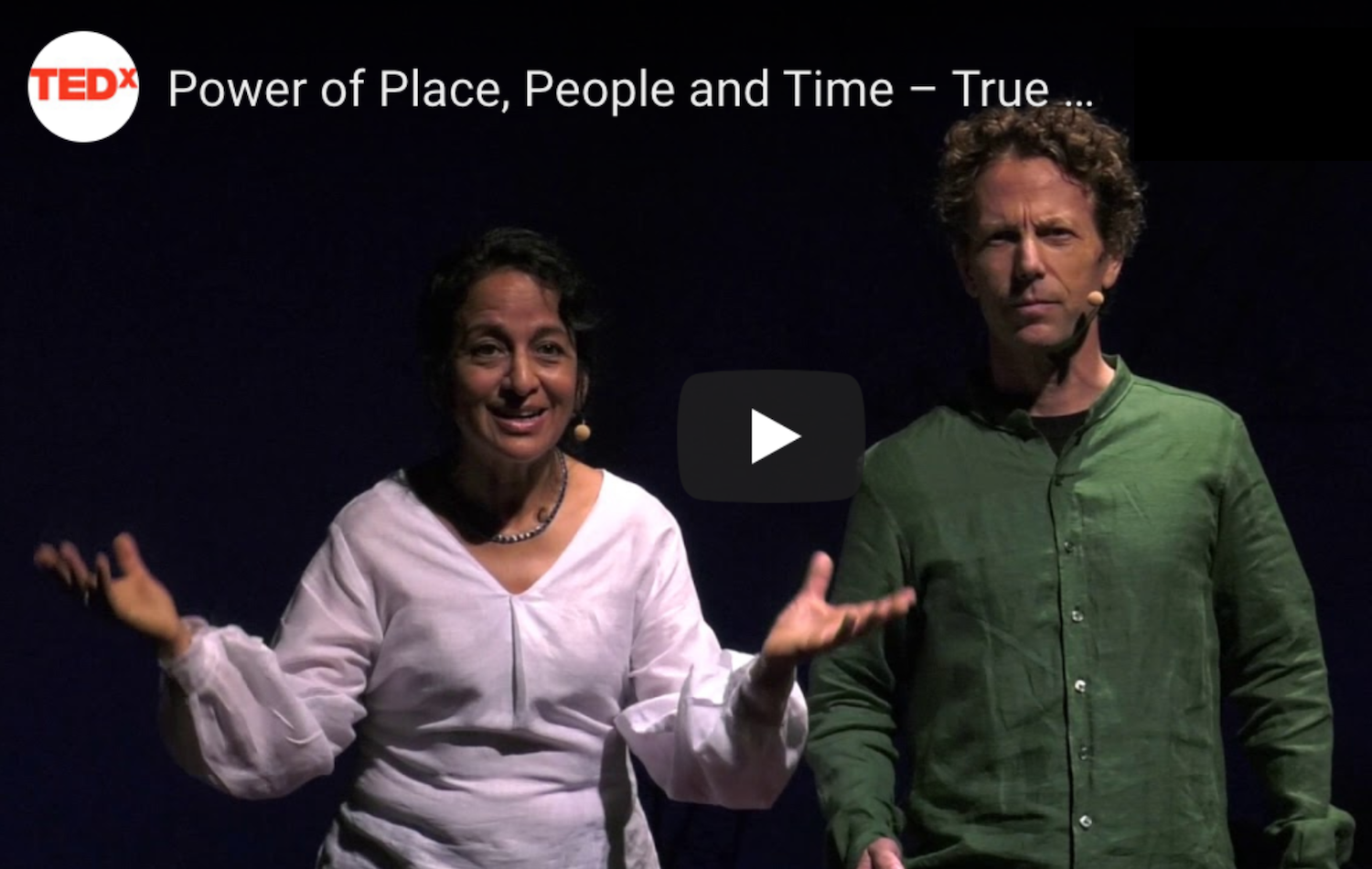Ximena Elgueda and Steven Ward speaking on stage in the TEDx talk “Power of Place, People and Time.” TEDxトーク「Power of Place, People and Time」で登壇するヒメナ・エルゲダとスティーブン・ウォード。
