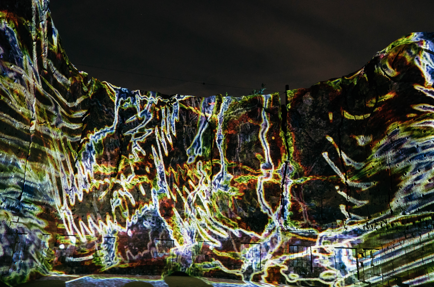 Video projection and contemporary art installation on the ceramic wall of The Mountain Plaza. 山の広場®︎の陶の壁面に映し出された映像と現代美術インスタレーション。
