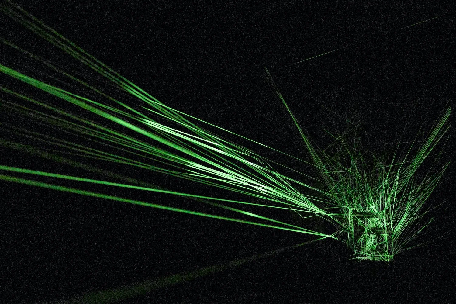 Tensor Flow (2018) is a temporary installation by Elgueda Ward Studio exploring light, tension, balance, and shifting relationships within space.《Tensor Flow》（2018）は、光、張力、均衡、空間のなかで変化する関係を探る、エルゲダ・ウォード・スタジオの仮設インスタレーションです。