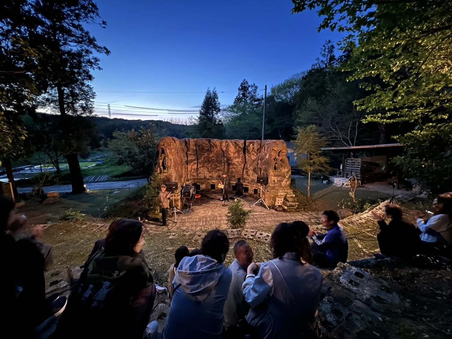 Participants gather for OPEN HIROBA 360°, an open community platform where people share ideas, stories, performances, and creative expressions. オープン広場360°で、参加者が集まり、アイデア、物語、発表、創造的な表現を共有している様子。