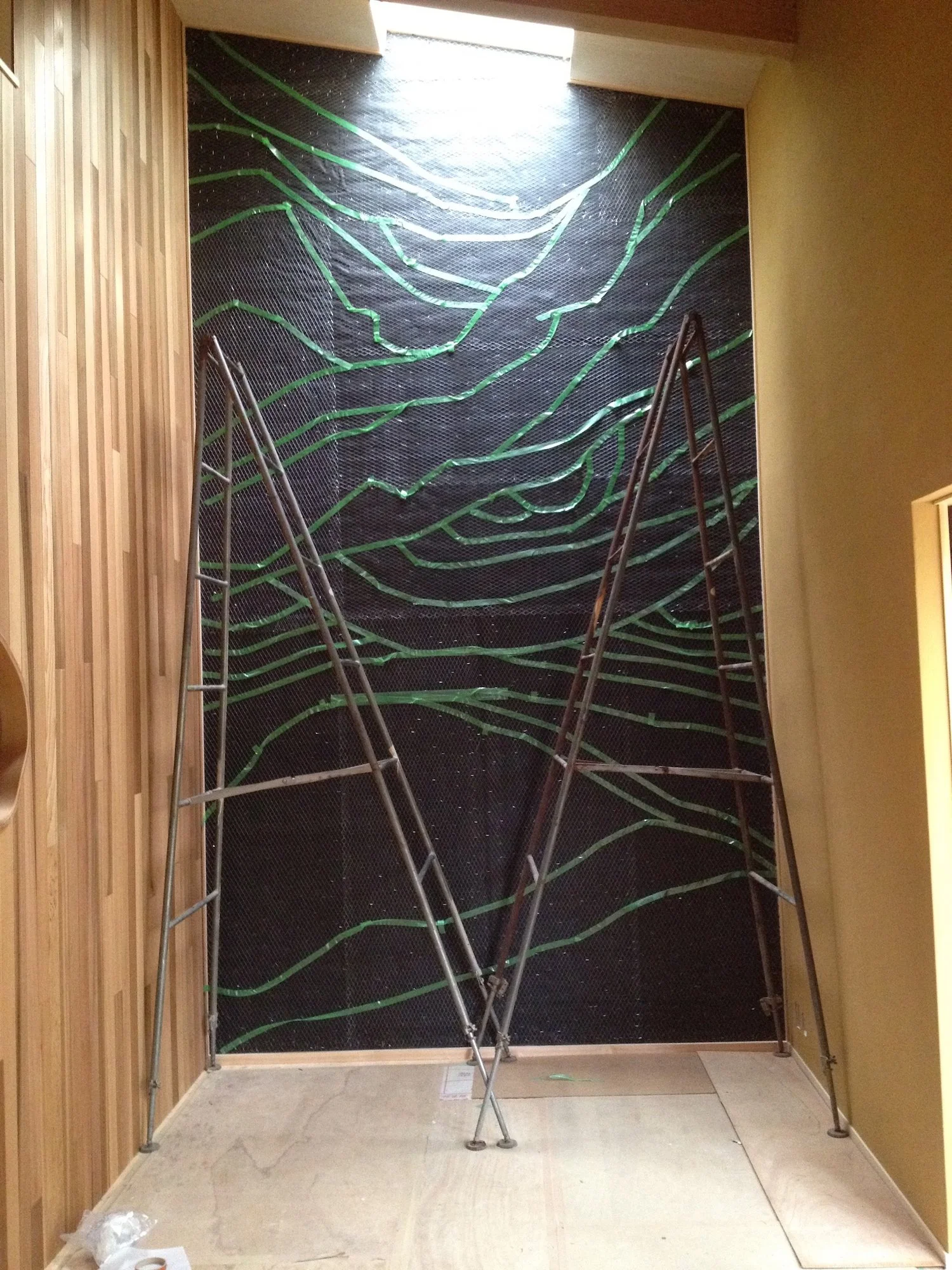 Prepared wall surface for GODAI inside Mihama House, showing the underlying mesh and curving guide lines before the earthen finishes were applied. Mihama Houseで《GODAI / 五大》の土仕上げを施す前の壁面。下地のメッシュと曲線状のガイドが見える。