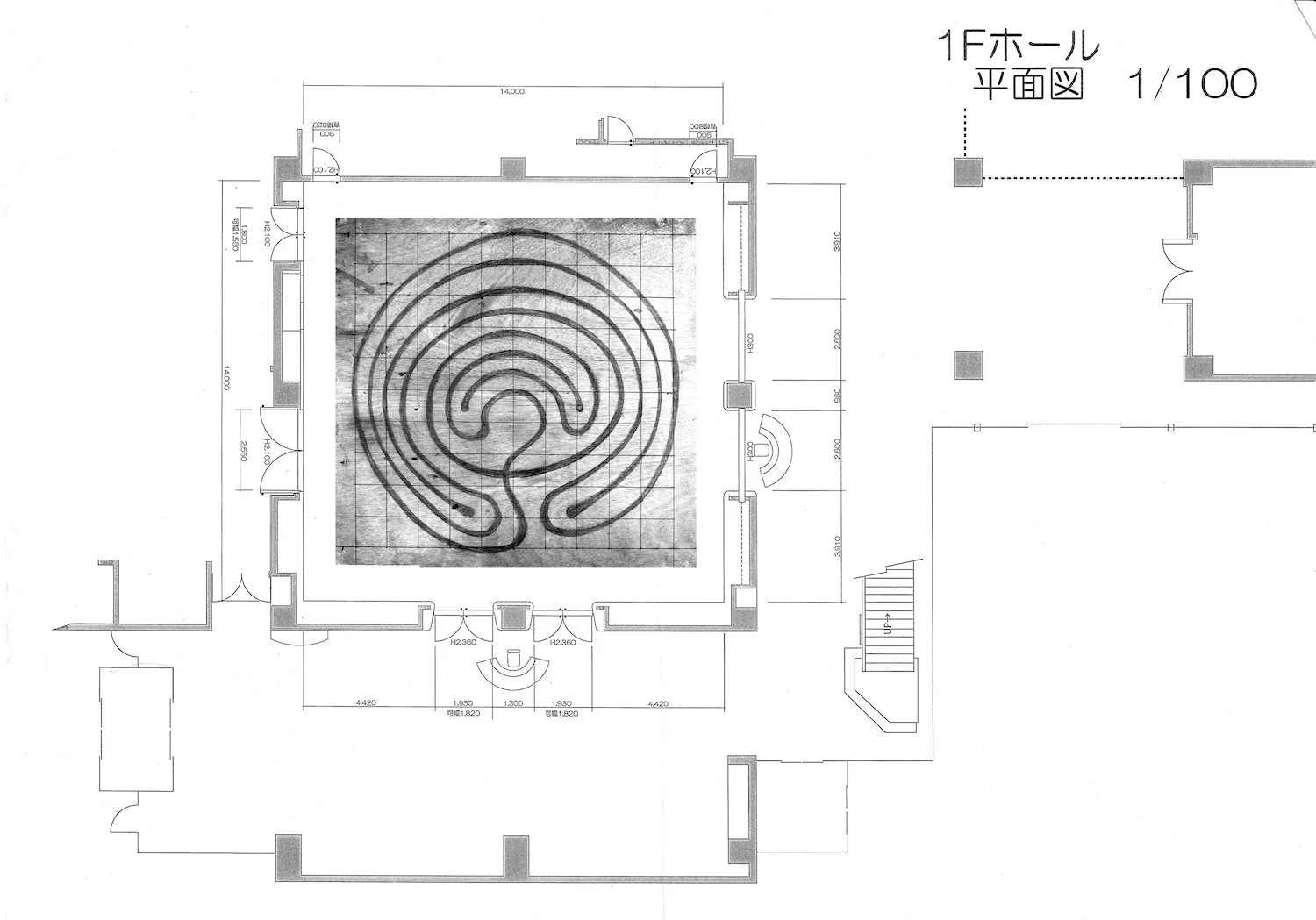 Plan drawing of the TERRAM Fabulas earthen labyrinth showing the single continuous path within the museum hall. 《TERRAM Fabulas》の土のラビリンス平面図。美術館ホール内に配置された、ひとつづきの道の構成を示している。