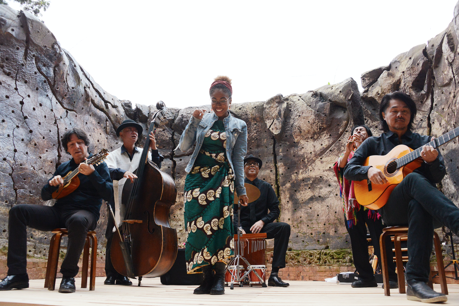 Musicians performing inside The Mountain Plaza ceramic amphitheater. 山の広場®︎ 焼き物野外劇場で演奏する音楽家たち。