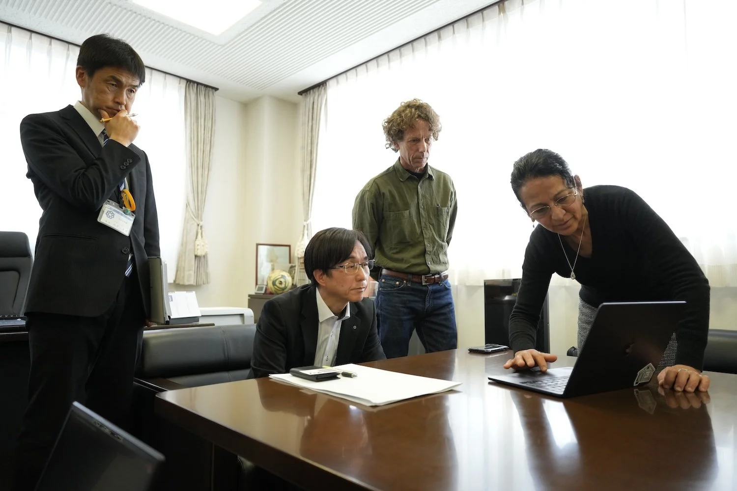 Elgueda Ward Studio presents GEO–OASIS documentation and project materials to representatives at the Himeshima Mayor’s Office.姫島村の村長室で、GEO–OASISの記録や活動内容を説明するElgueda Ward Studio。