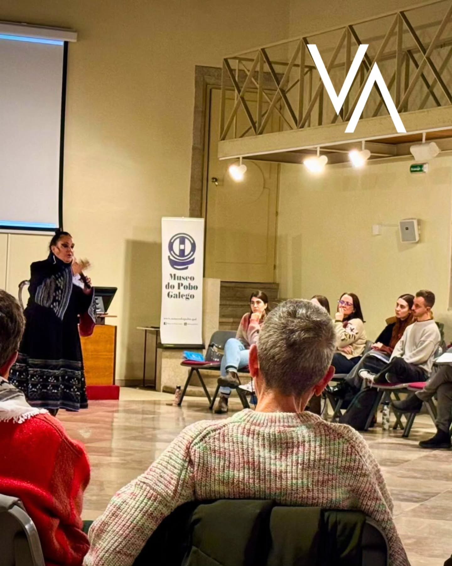 A&iacute;nda coa enerx&iacute;a vibrante de Mar&iacute;a Galindo ✊🇧🇴

Onte estivemos con ela no @museodopobo en Compostela e aprendimos moito da su proposta de despatriarcalizaci&oacute;n.

Agora cando falemos, repensaremos o uso que lle damos  ao 