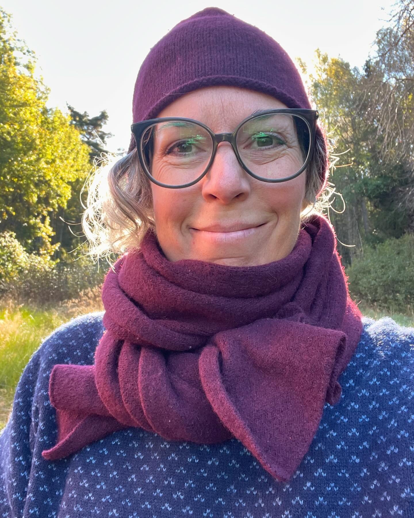 Ena dagen shorts, n&auml;sta dag ullunderst&auml;ll och m&ouml;ssa. 💪🏼😄

Idag g&auml;stspelar jag i Alings&aring;s och kollar in ett jobb. H&auml;r hade temperaturen dragit sig ner till nollan i morse, s&aring; jag fick gr&auml;va djupt i kl&auml;