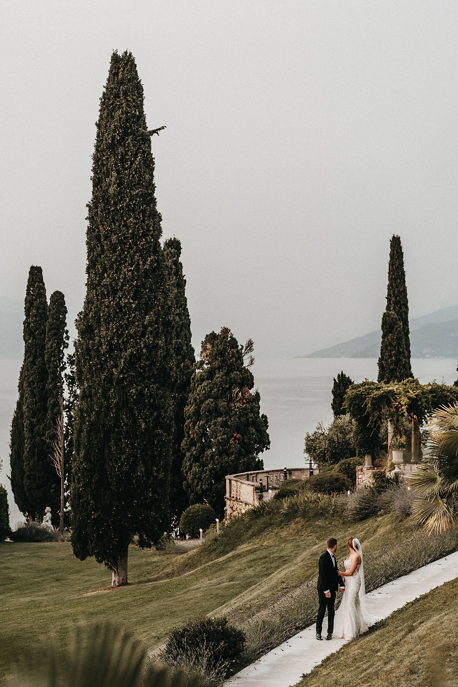 wayuphigelopements-lake-garda-elopement-eloping-in-italy-glamorous (1051).jpg